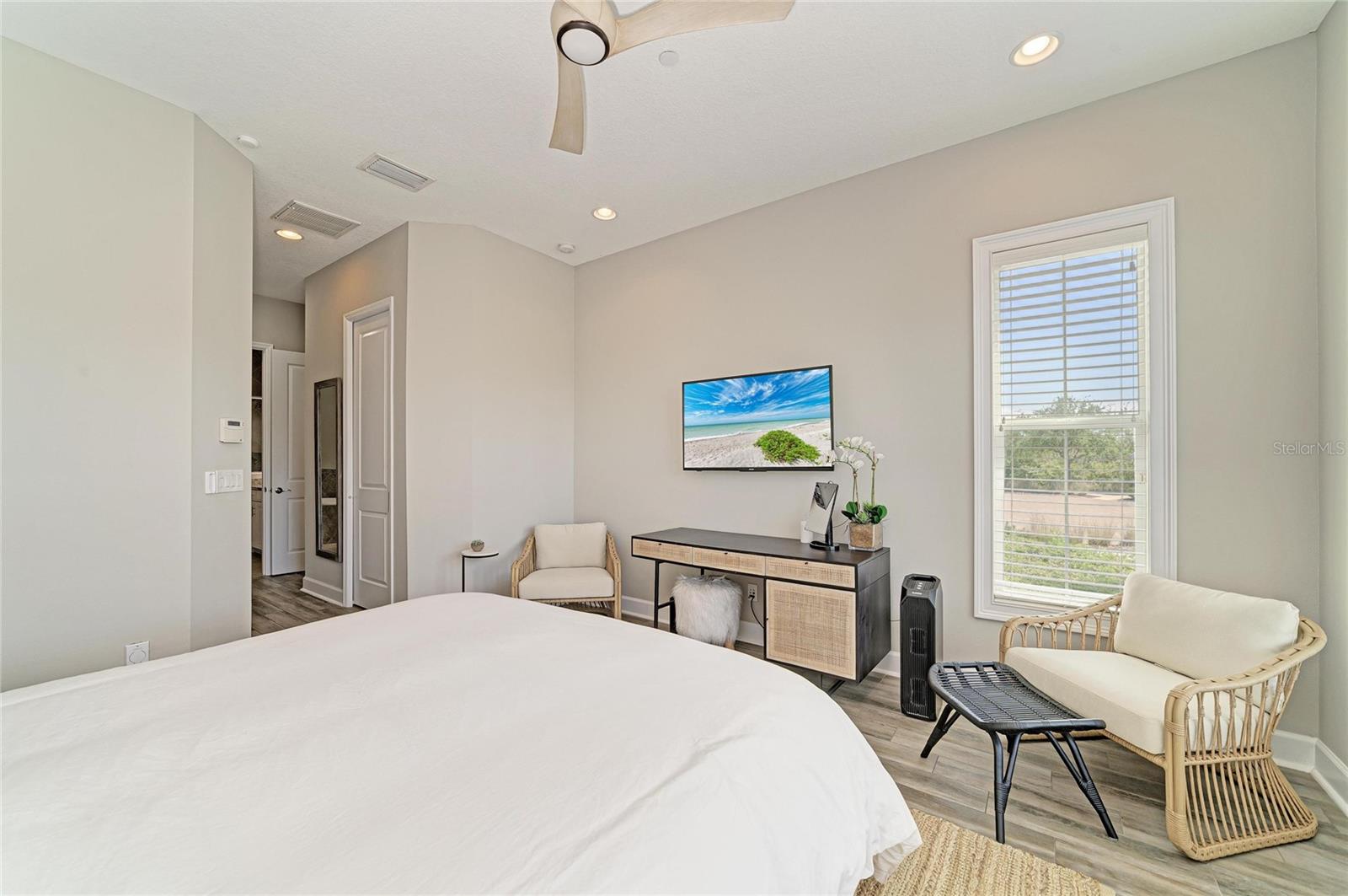 Image 30 of 98 For 348 Sapphire Lake Drive 101