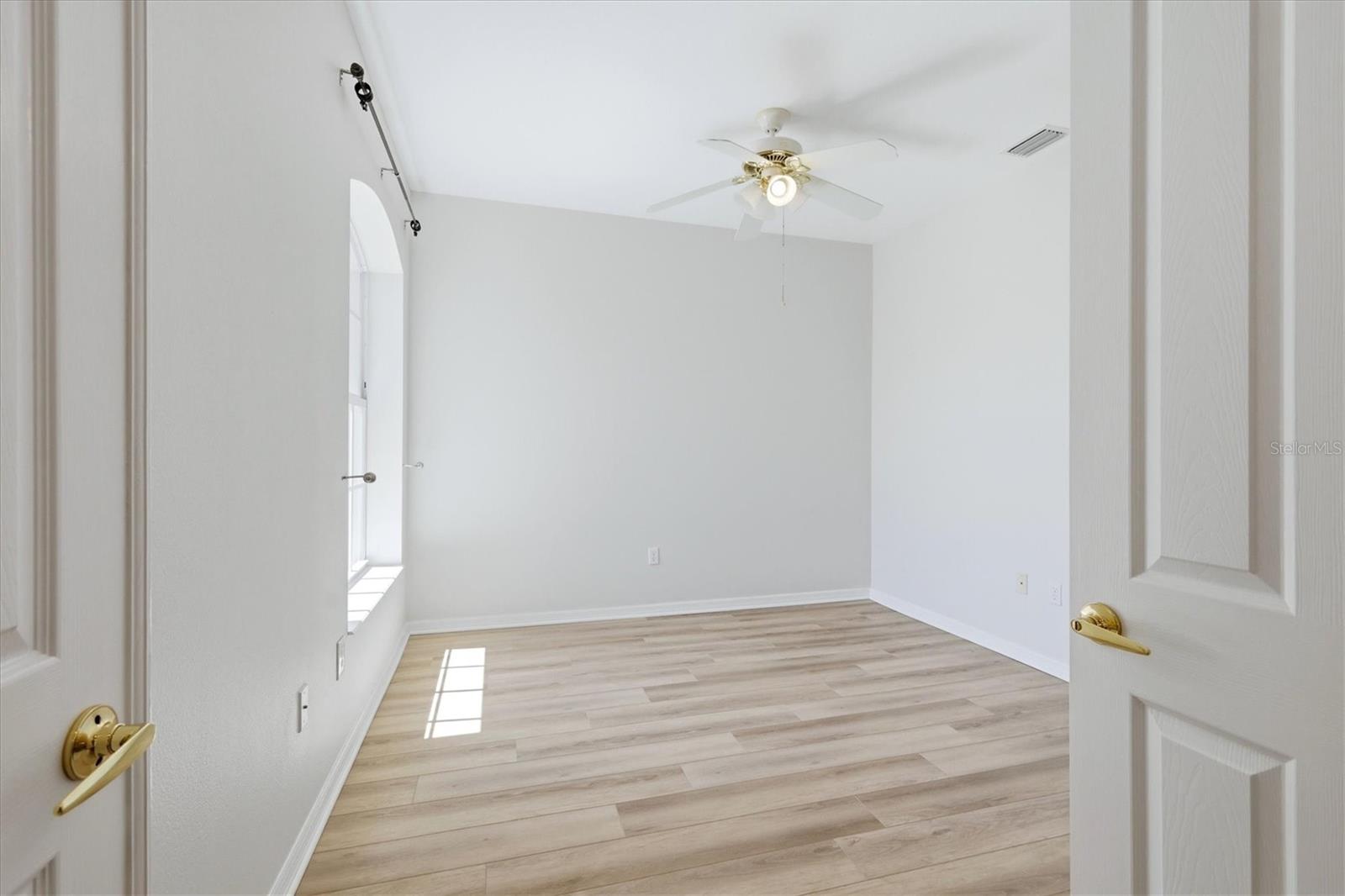 Image 18 of 41 For 4456 Streamside Court 1605