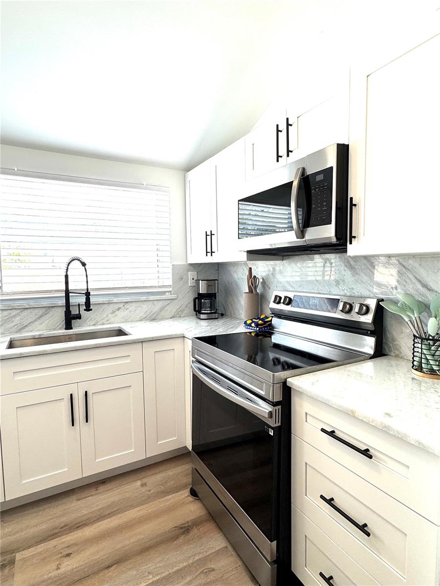 Image 12 of 17 For 6980 Poinsetta