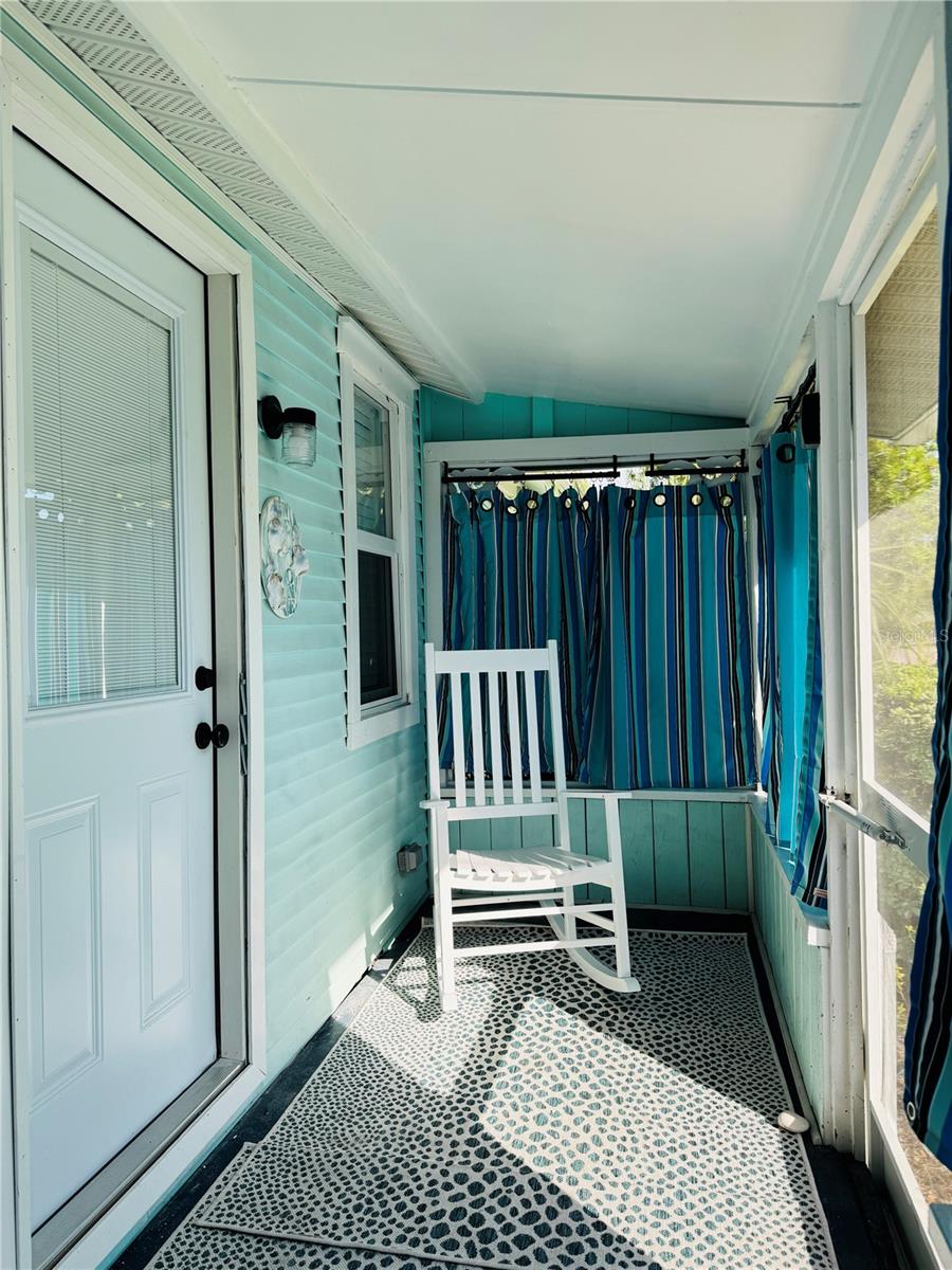 Image 3 of 17 For 6980 Poinsetta