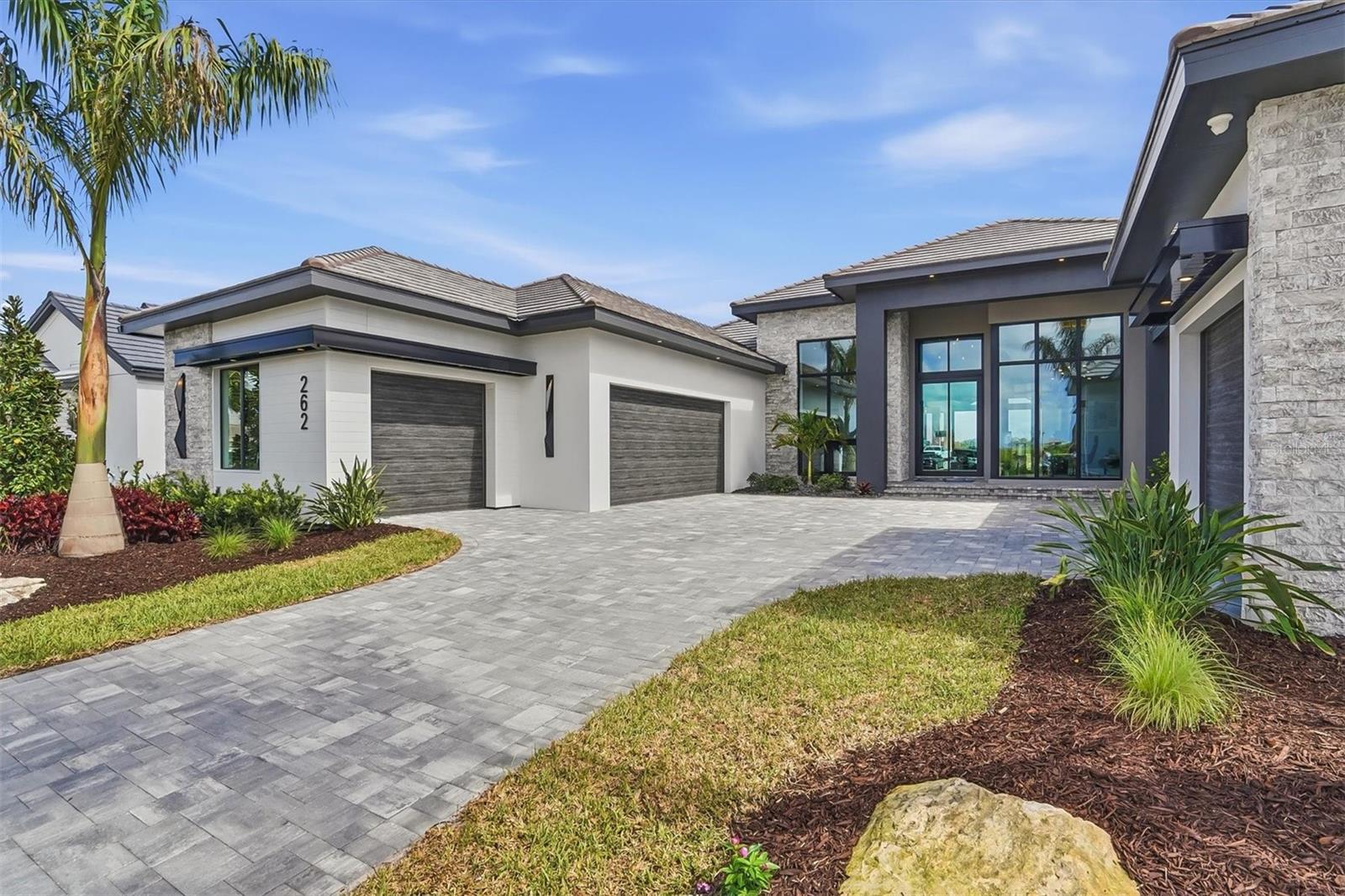 Image 13 of 82 For 262 Crystal Waters Drive