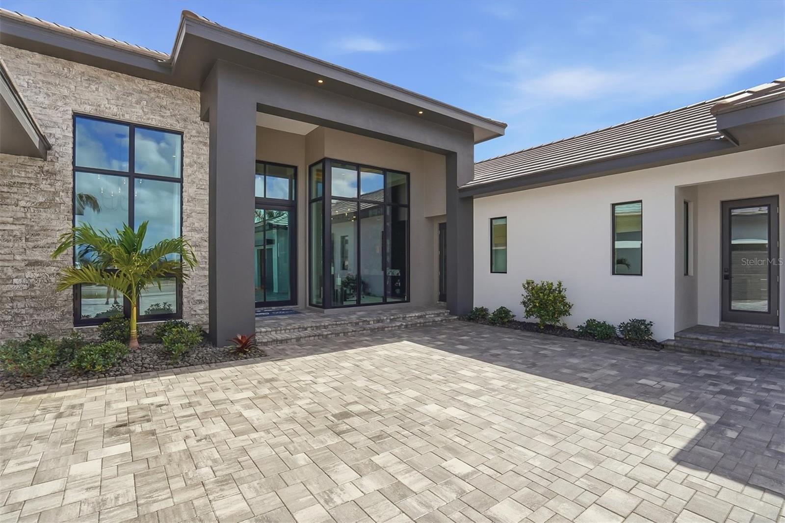 Image 15 of 82 For 262 Crystal Waters Drive