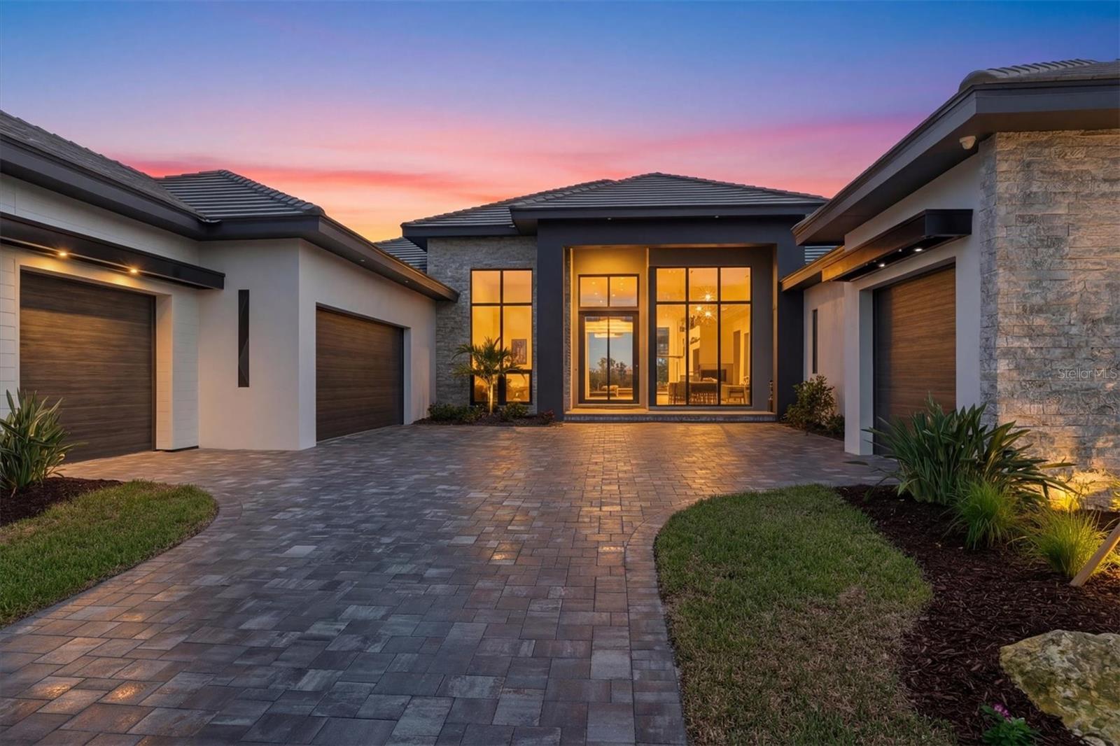 Image 3 of 82 For 262 Crystal Waters Drive