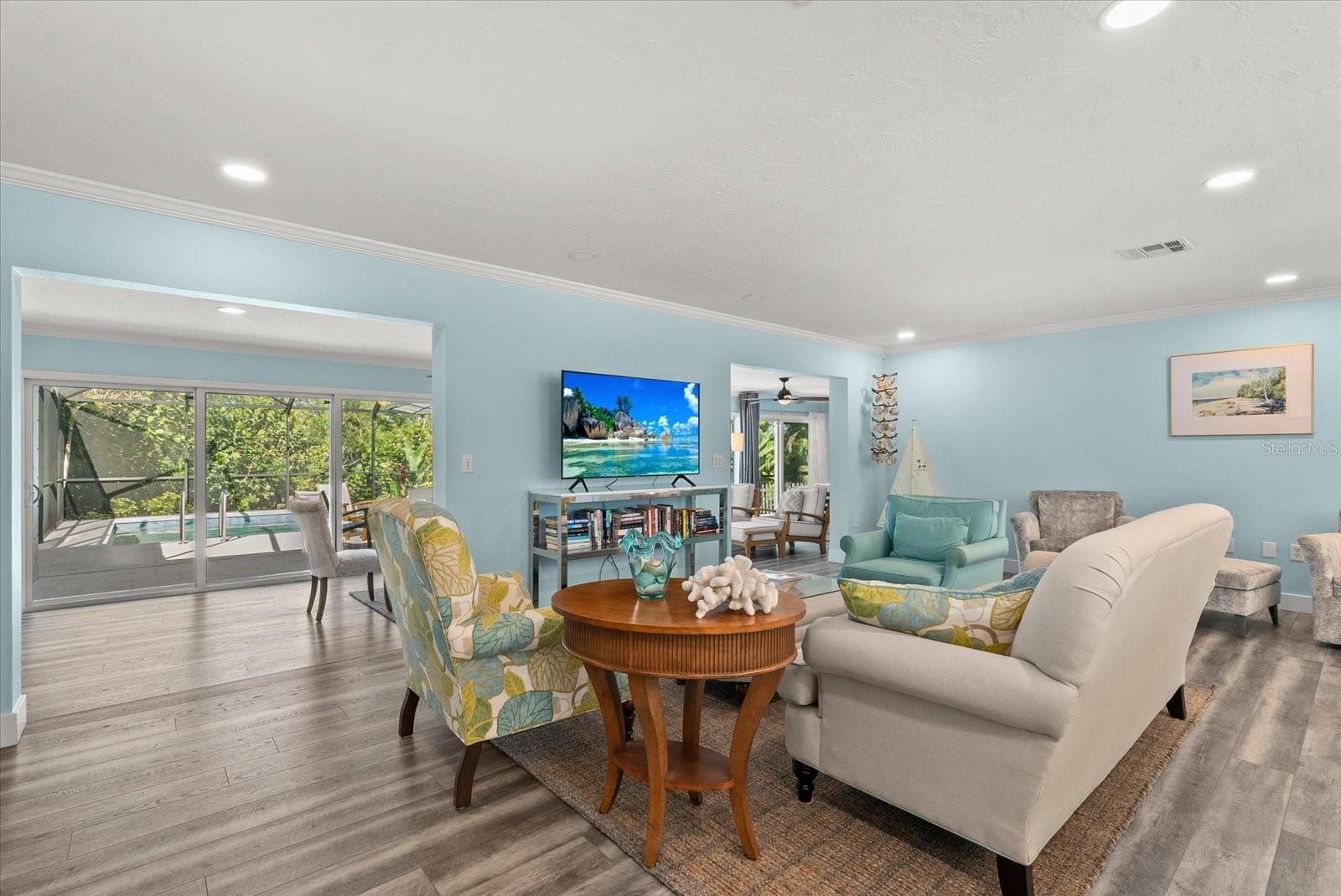 Image 7 of 61 For 704 Tropical Circle