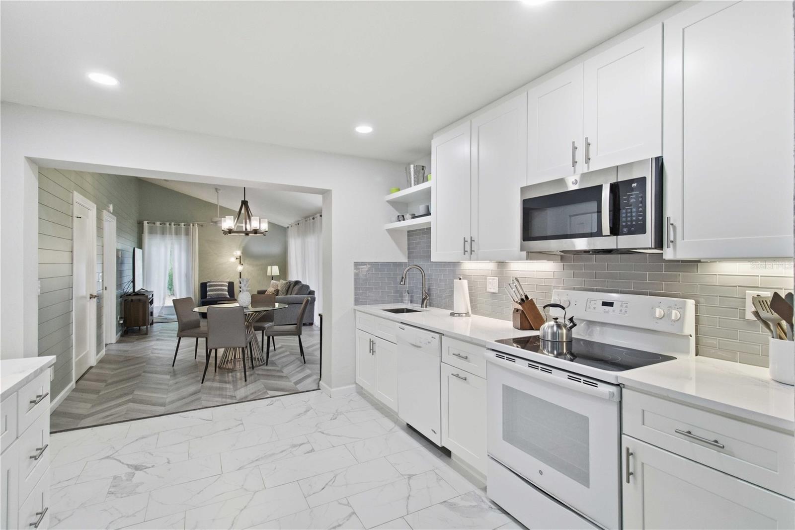 Listing photo id 11 for 2545 Browning Street