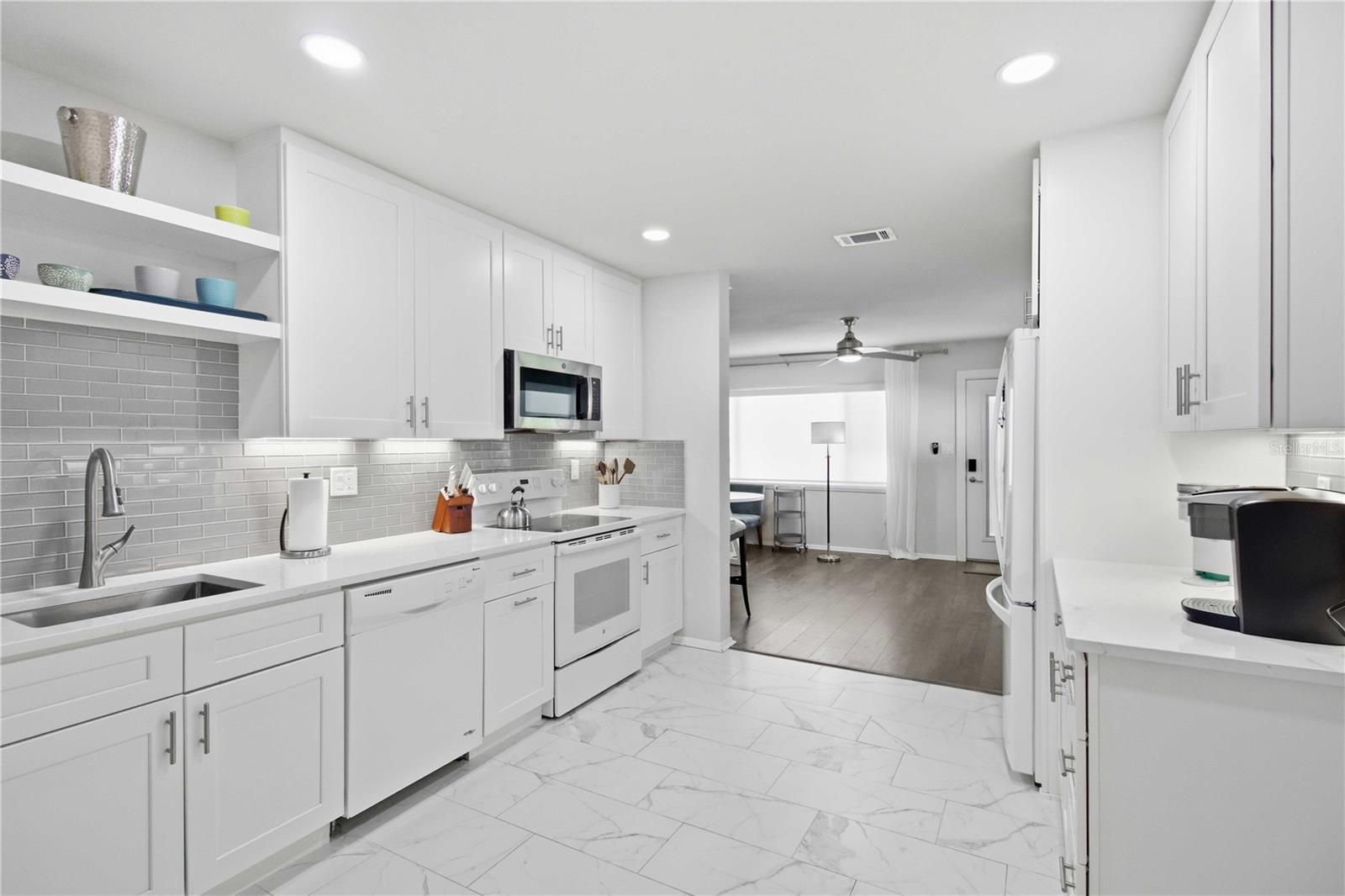 Listing photo id 12 for 2545 Browning Street