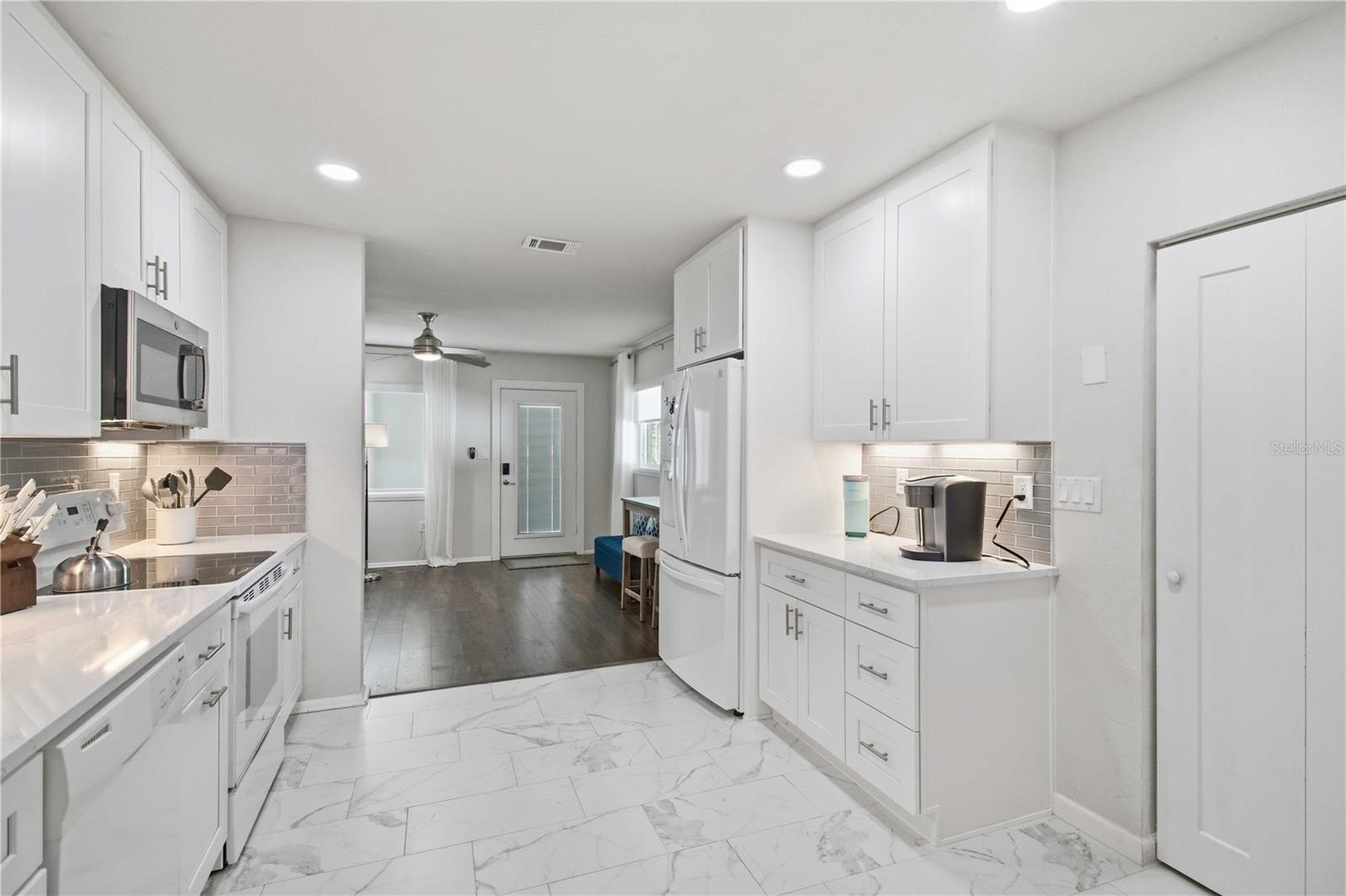 Listing photo id 13 for 2545 Browning Street