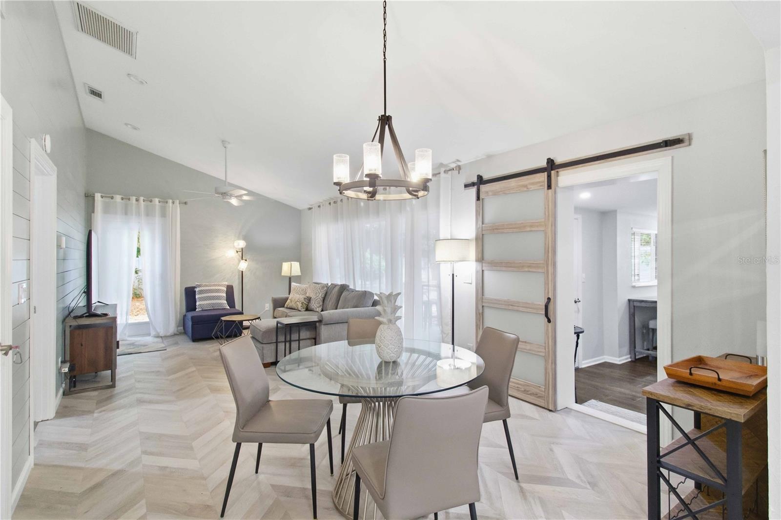 Listing photo id 14 for 2545 Browning Street