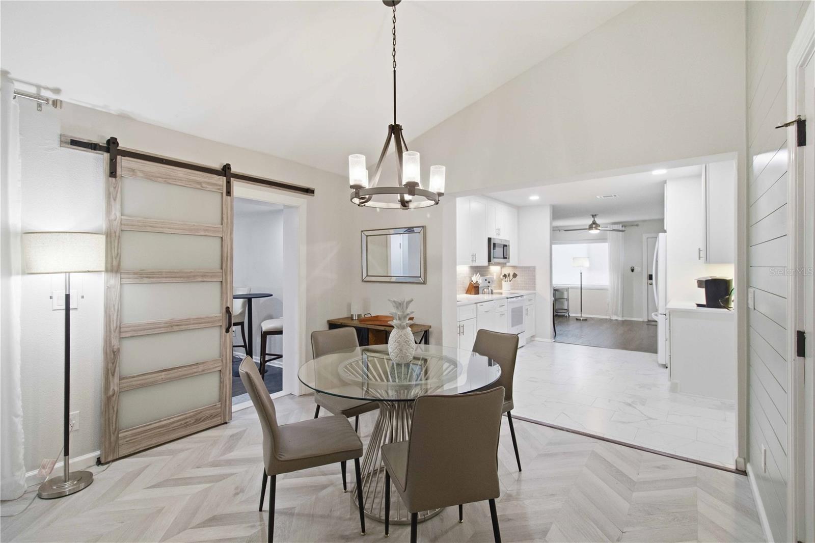 Listing photo id 15 for 2545 Browning Street