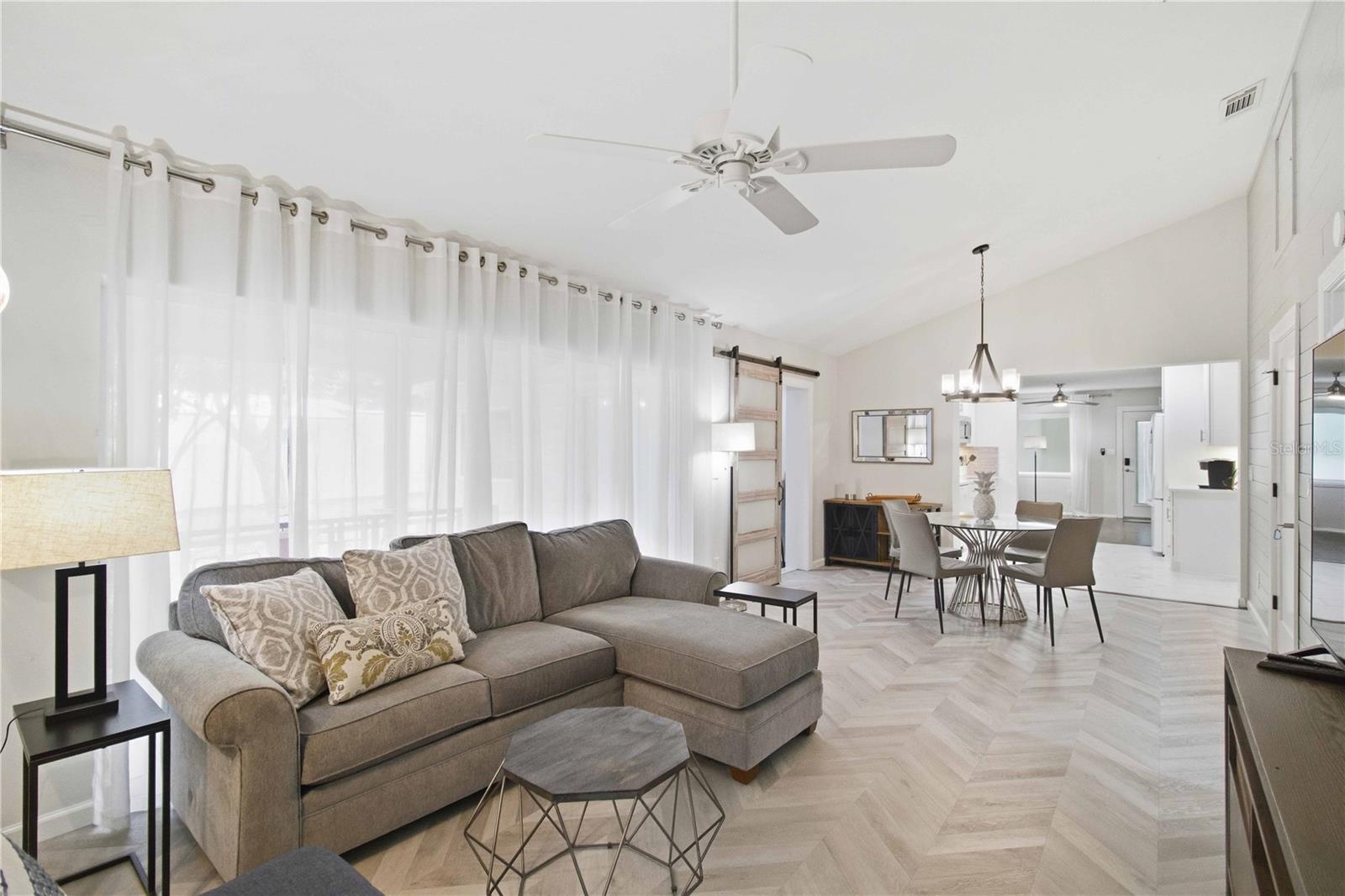 Listing photo id 16 for 2545 Browning Street