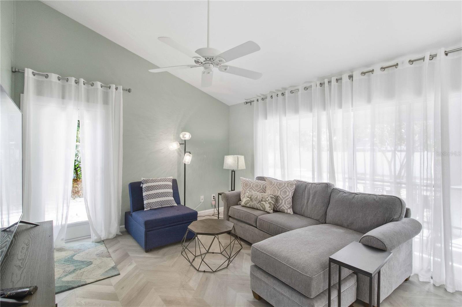 Listing photo id 17 for 2545 Browning Street