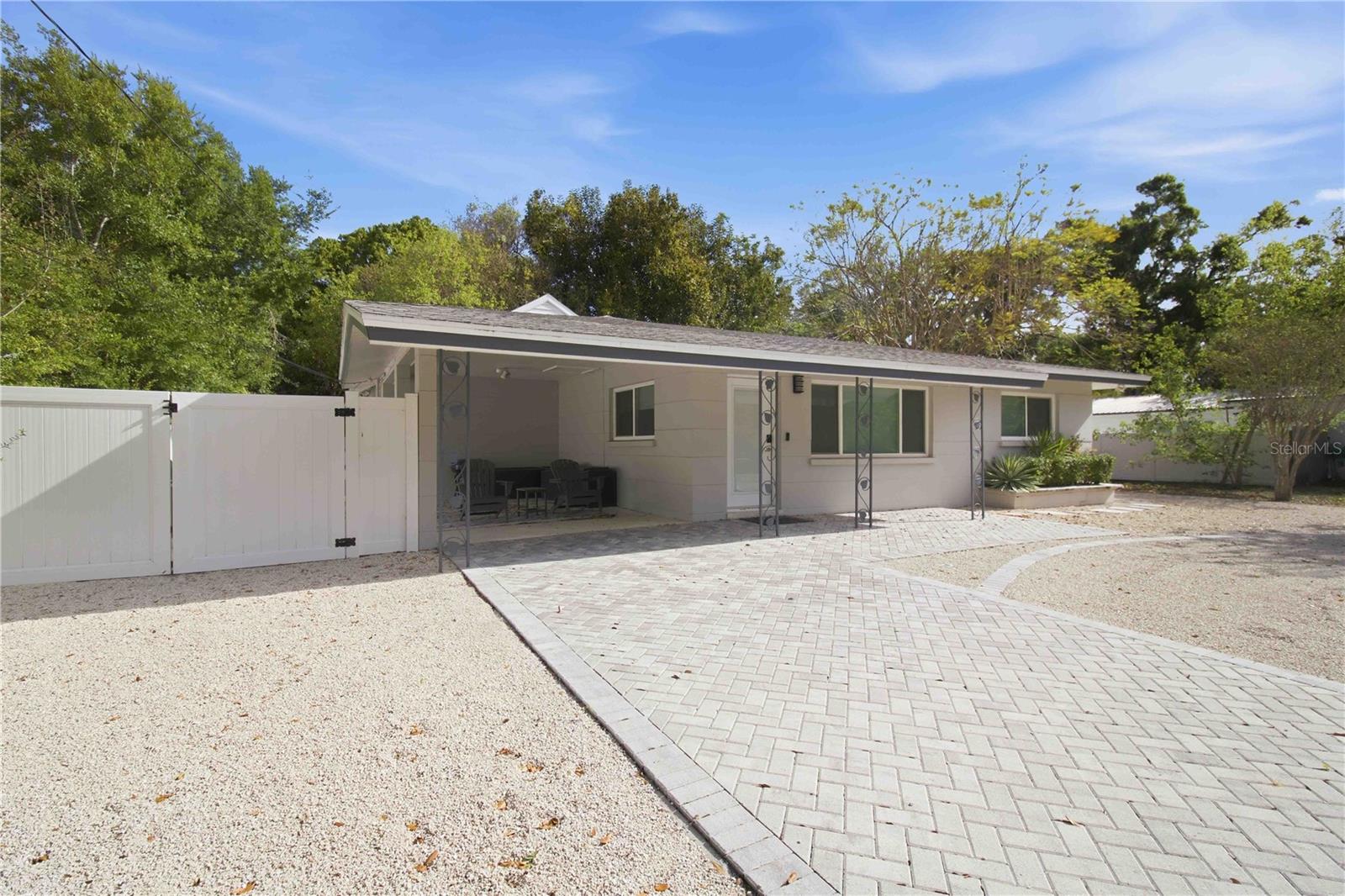 Listing photo id 0 for 2545 Browning Street