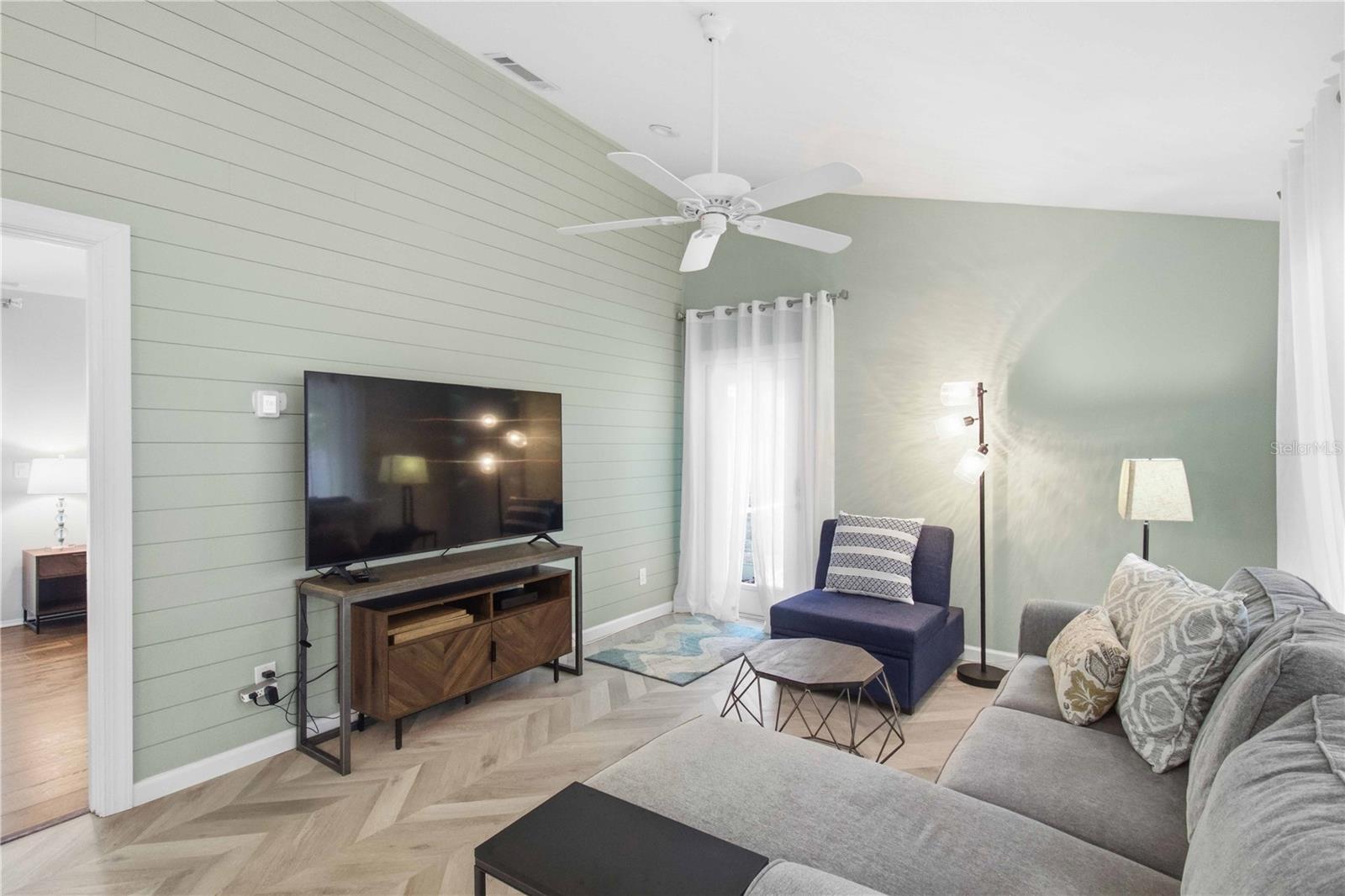 Listing photo id 18 for 2545 Browning Street