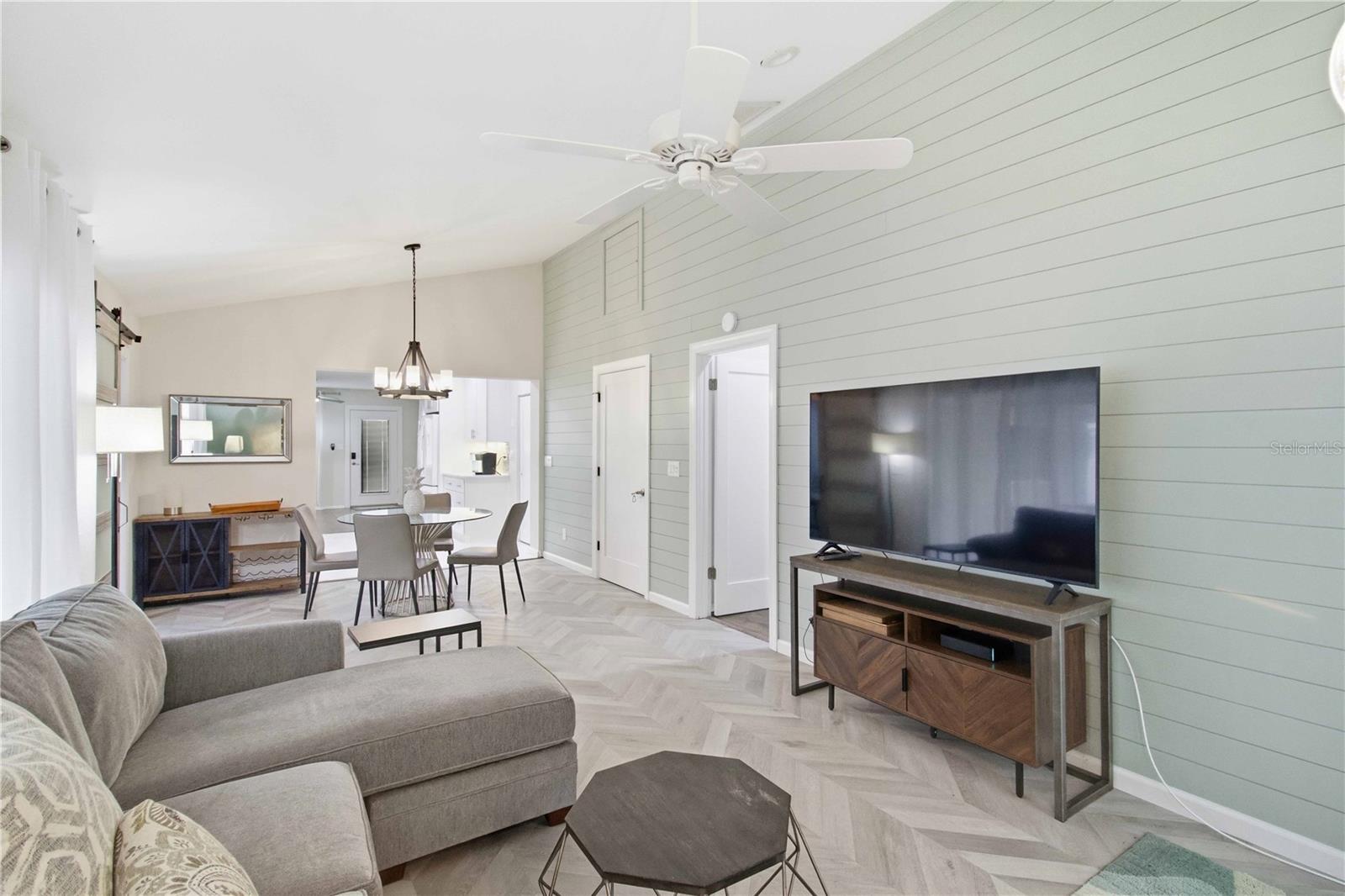 Listing photo id 19 for 2545 Browning Street