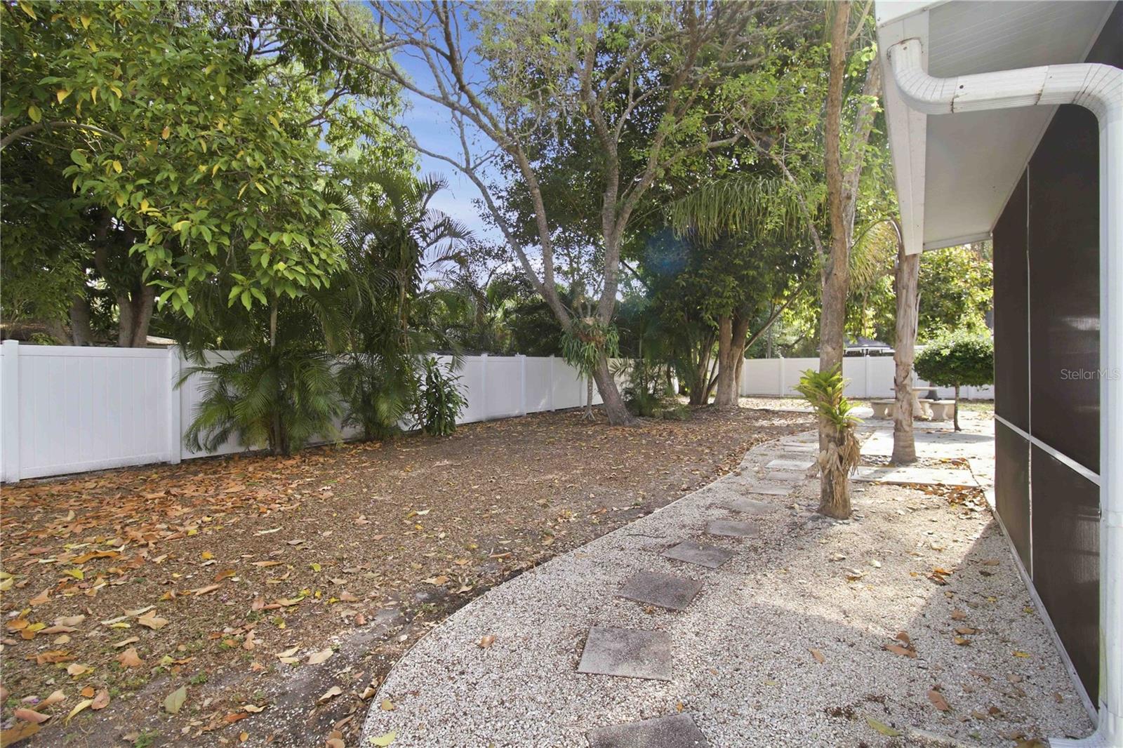 Listing photo id 40 for 2545 Browning Street