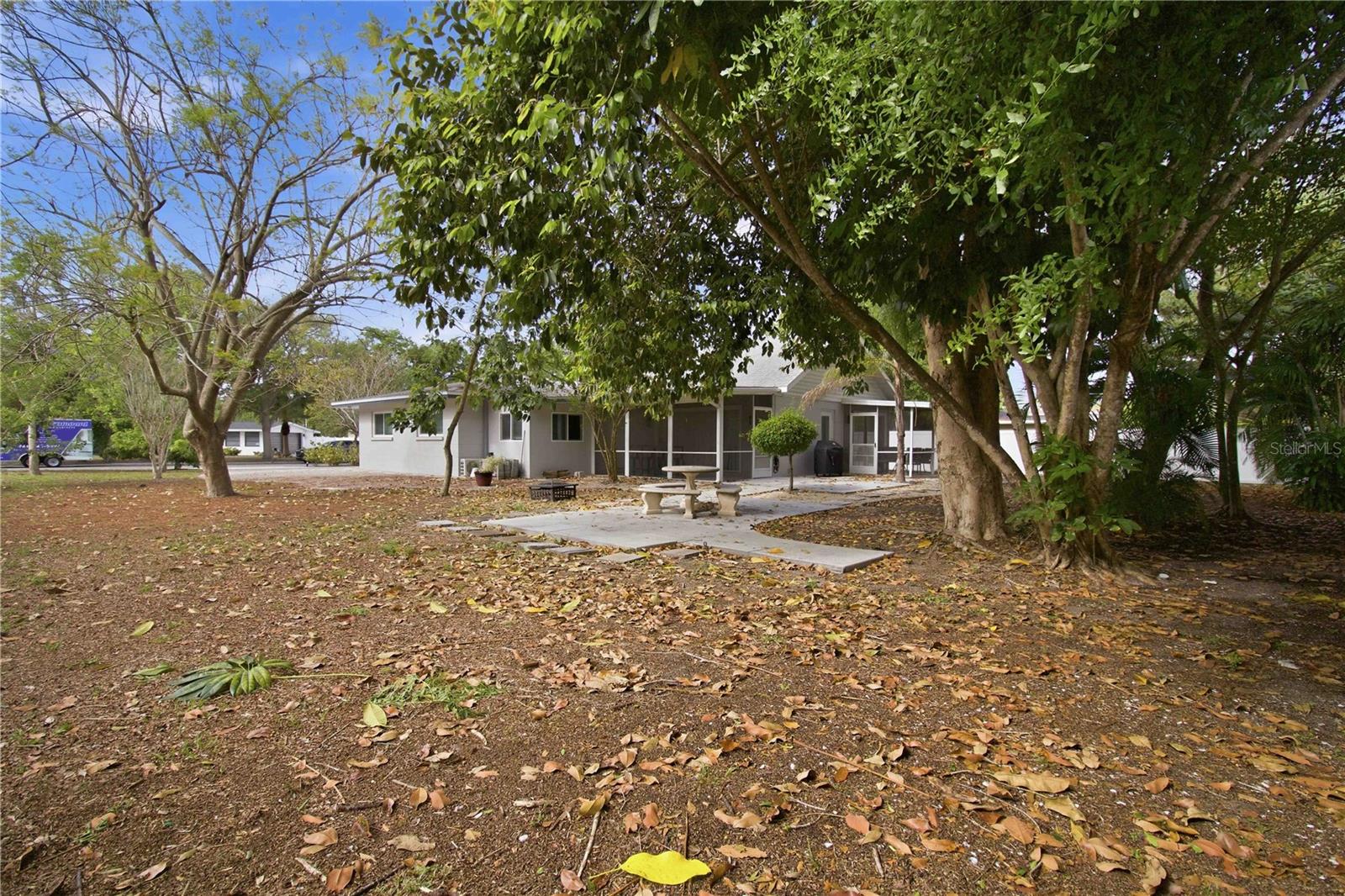 Listing photo id 46 for 2545 Browning Street