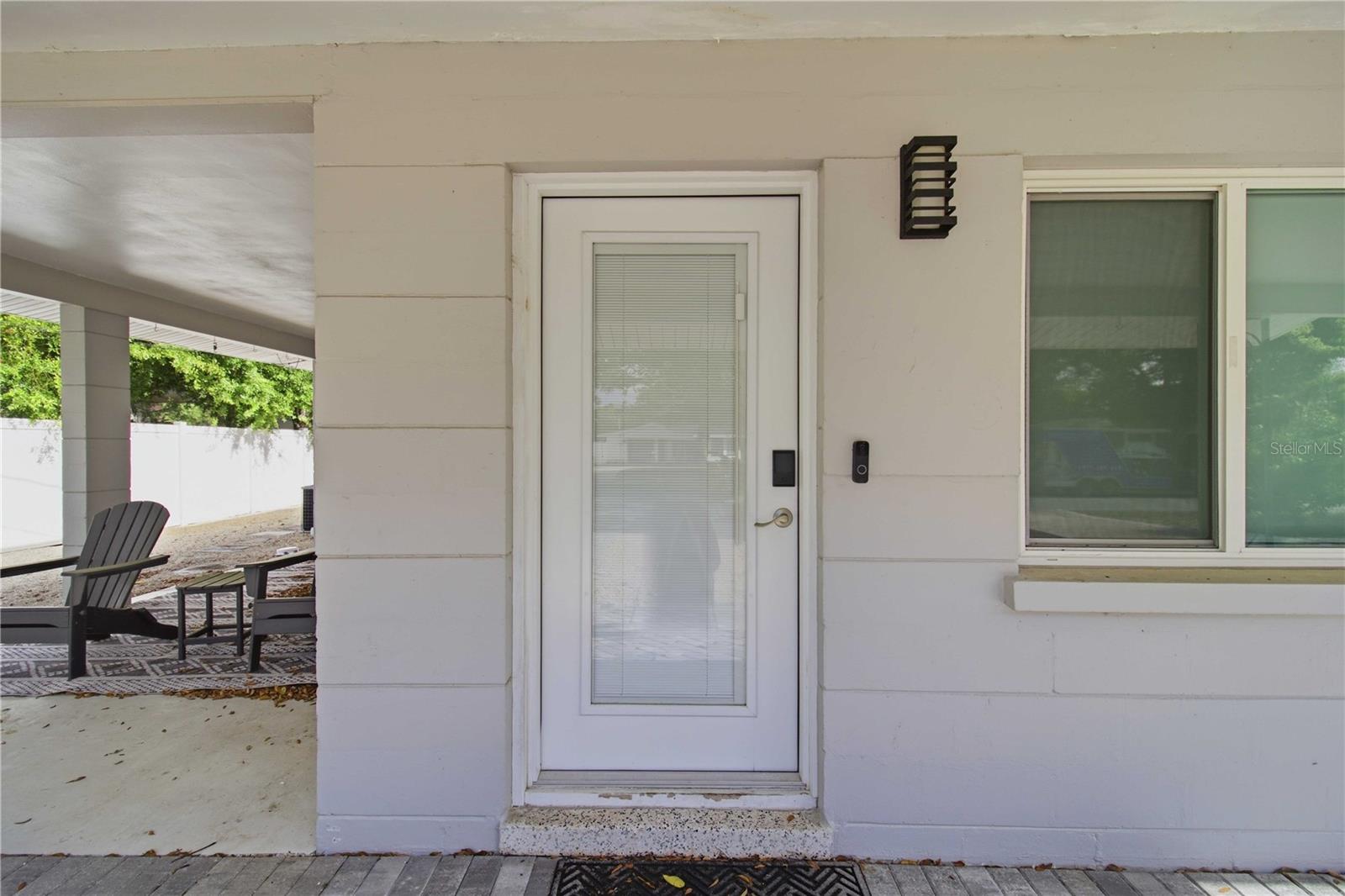 Listing photo id 3 for 2545 Browning Street