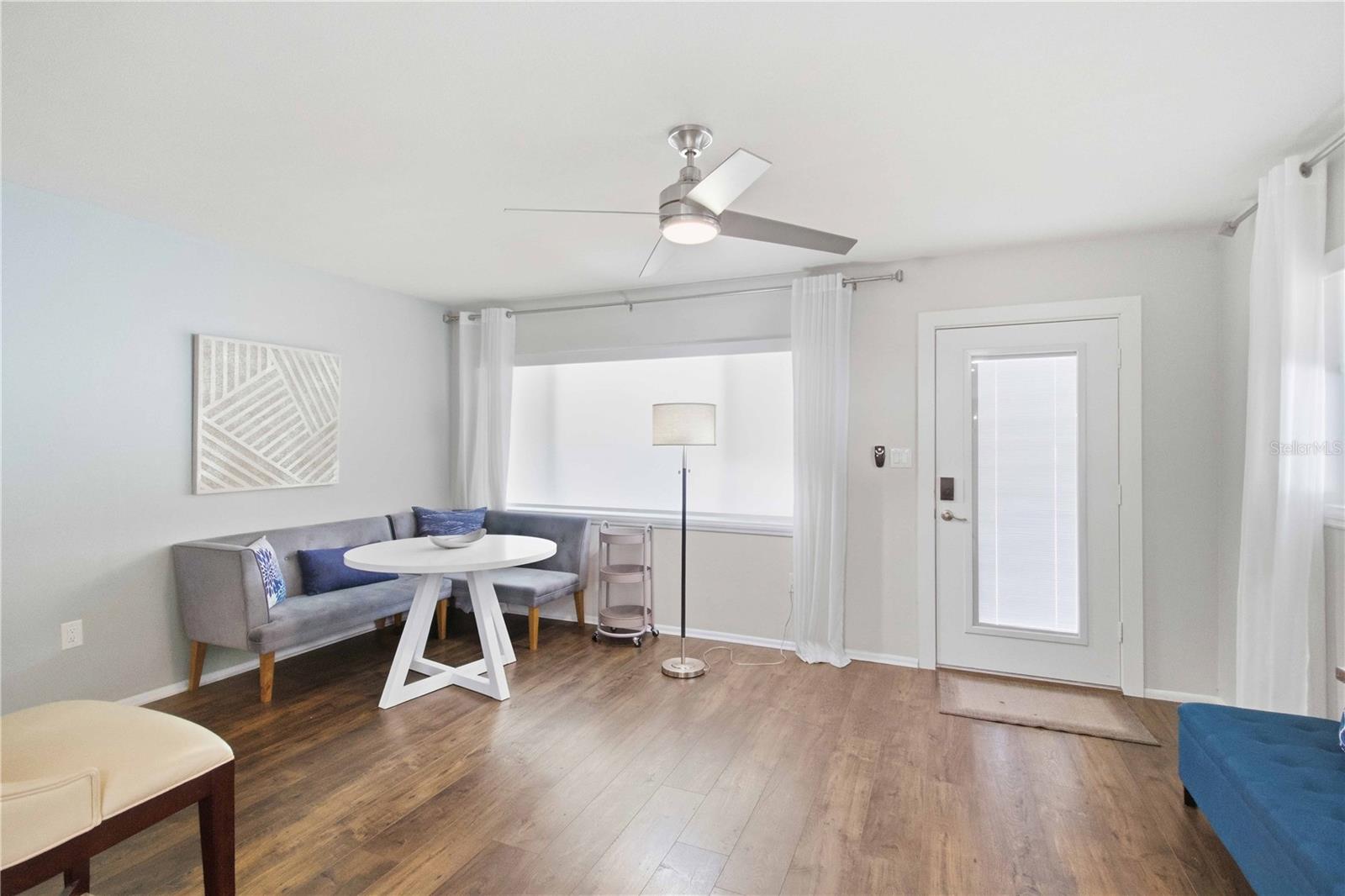 Listing photo id 7 for 2545 Browning Street