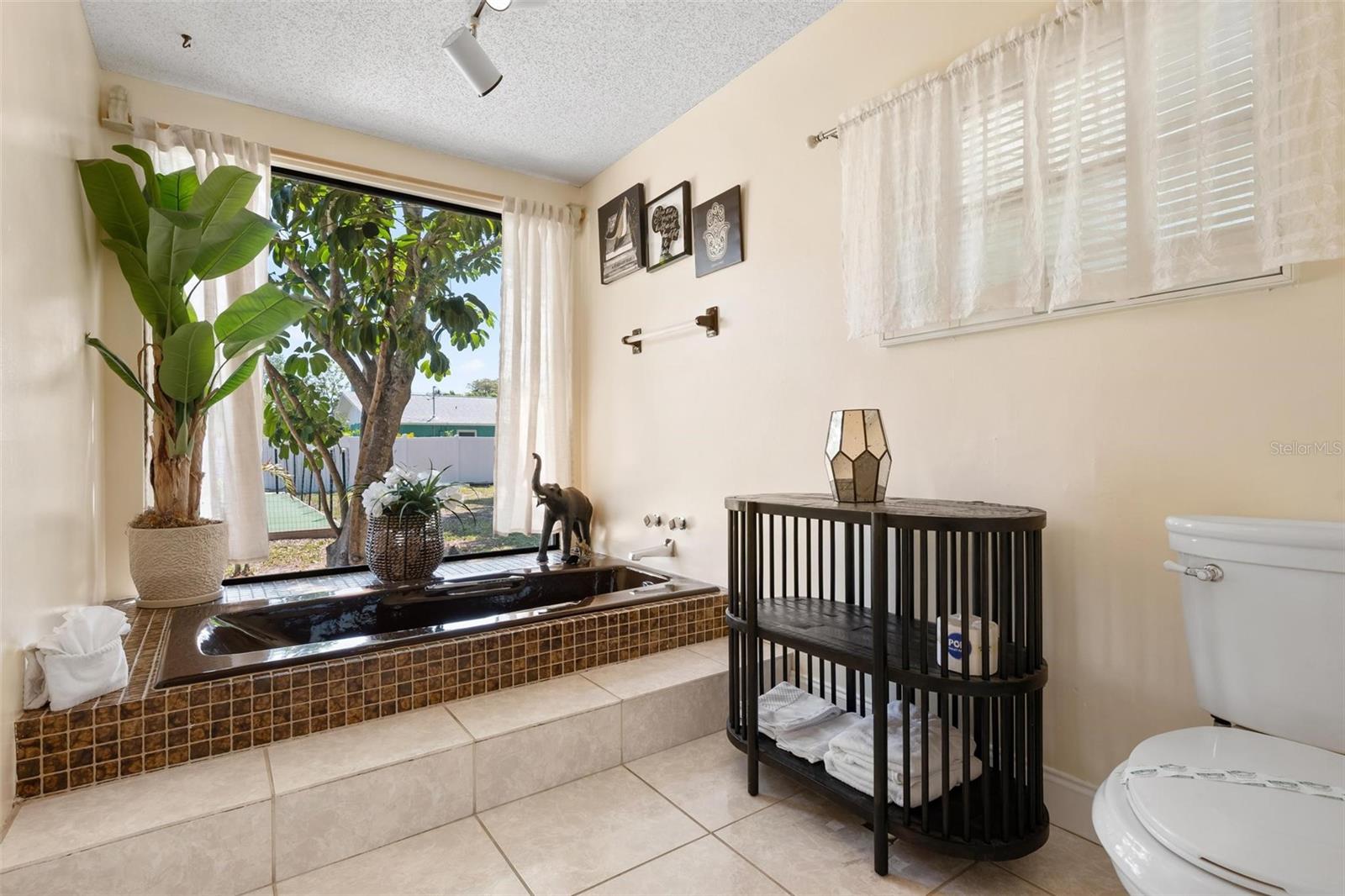 Image 21 of 53 For 6201 6th Avenue Nw