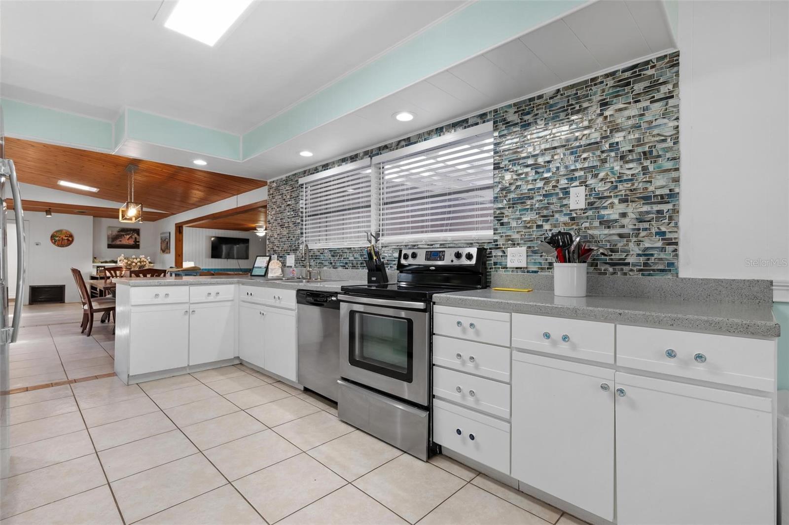 Image 26 of 53 For 6201 6th Avenue Nw