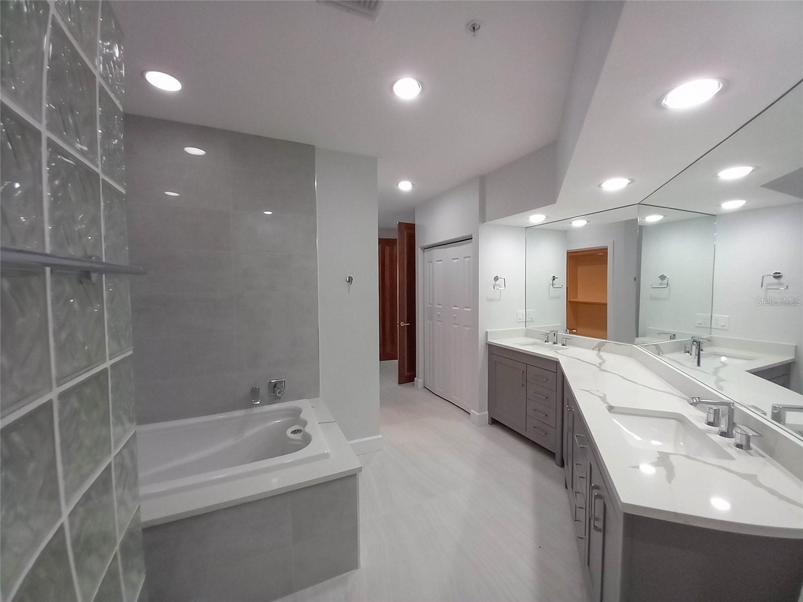 Image 18 of 78 For 360 Gulf Of Mexico Drive 312