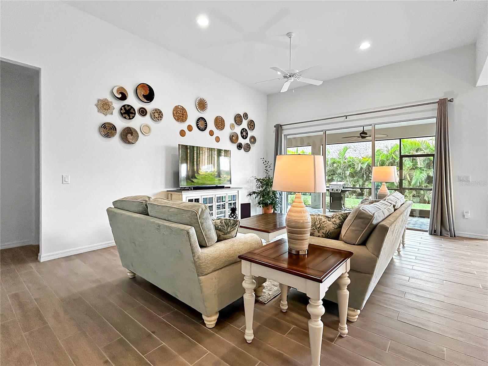 Listing photo id 13 for 12022 Goldenrod Avenue