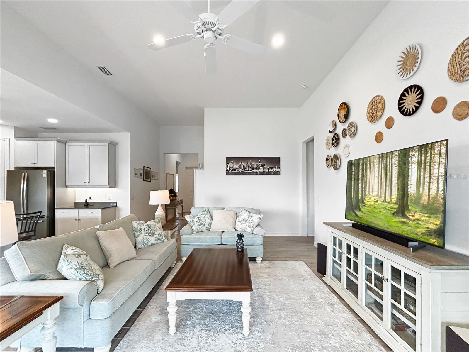 Listing photo id 14 for 12022 Goldenrod Avenue