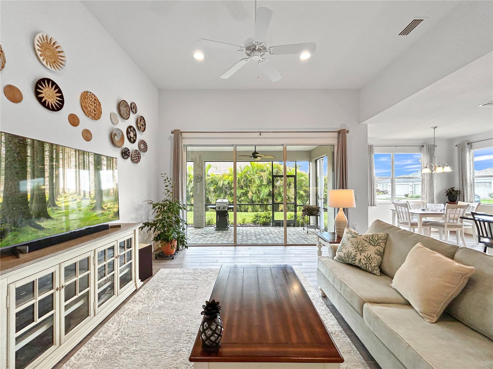 Listing photo id 16 for 12022 Goldenrod Avenue