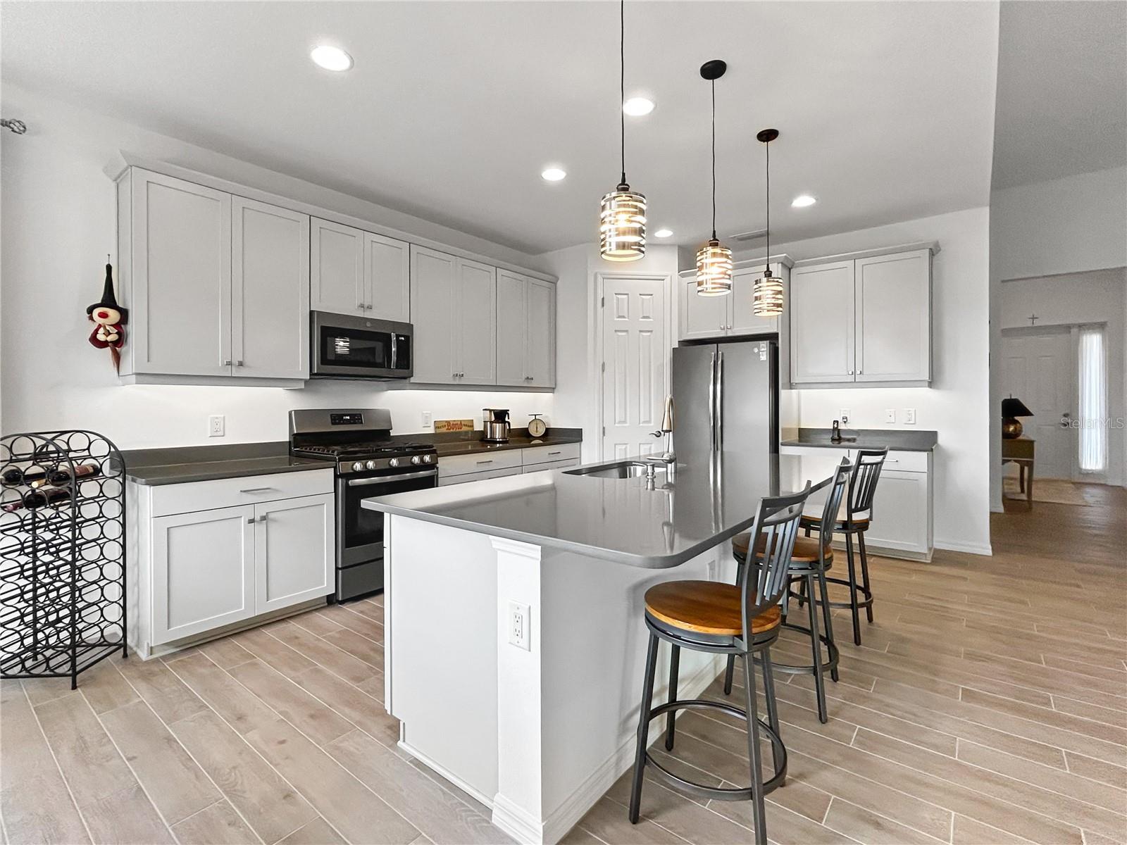 Listing photo id 17 for 12022 Goldenrod Avenue