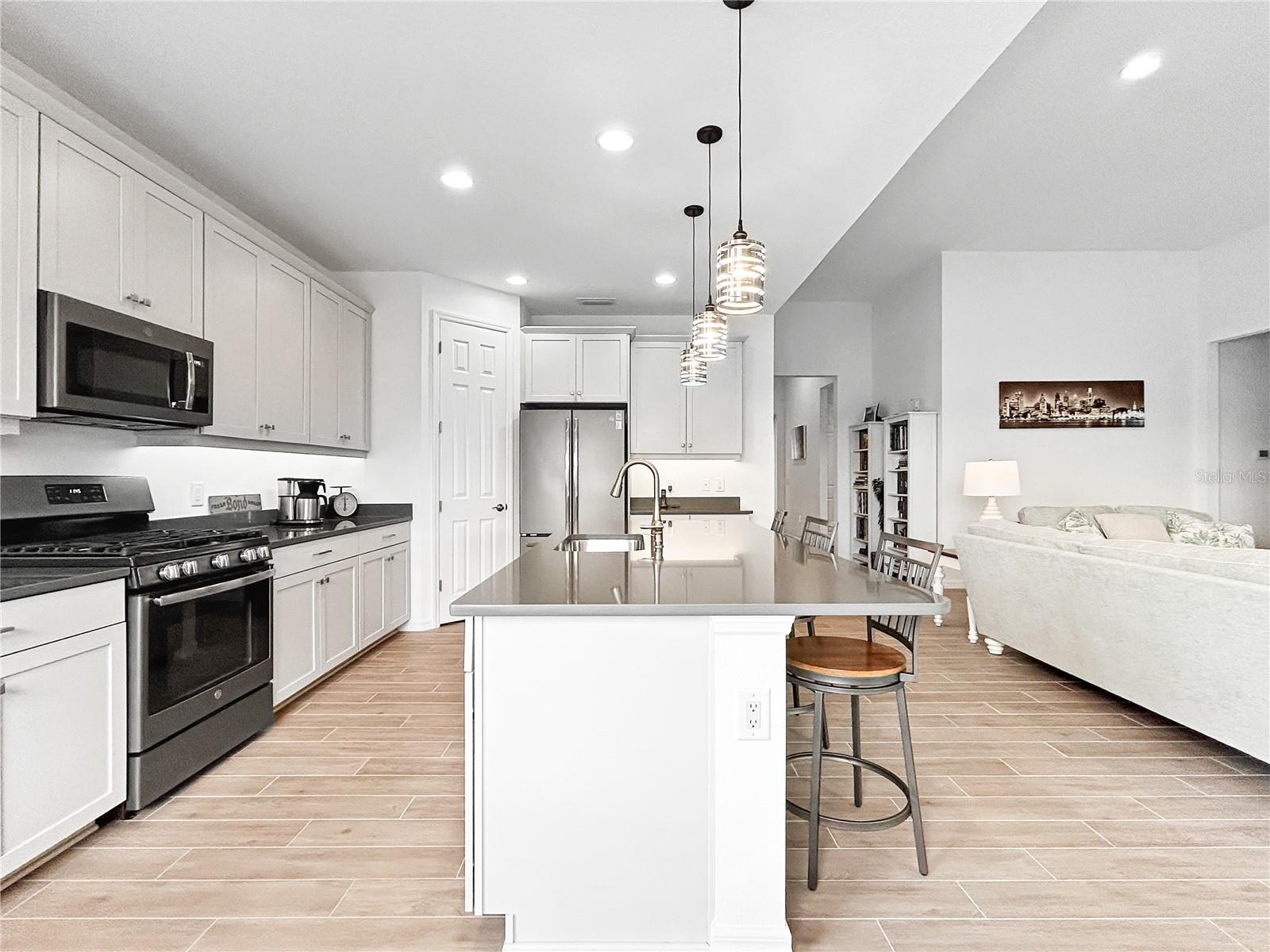 Listing photo id 18 for 12022 Goldenrod Avenue