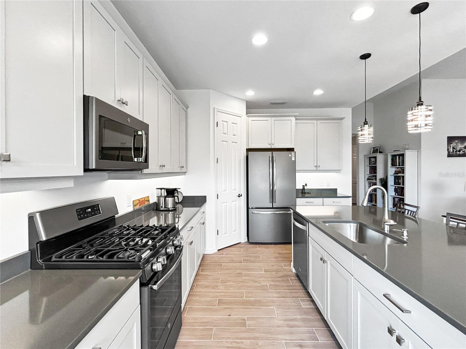 Listing photo id 21 for 12022 Goldenrod Avenue