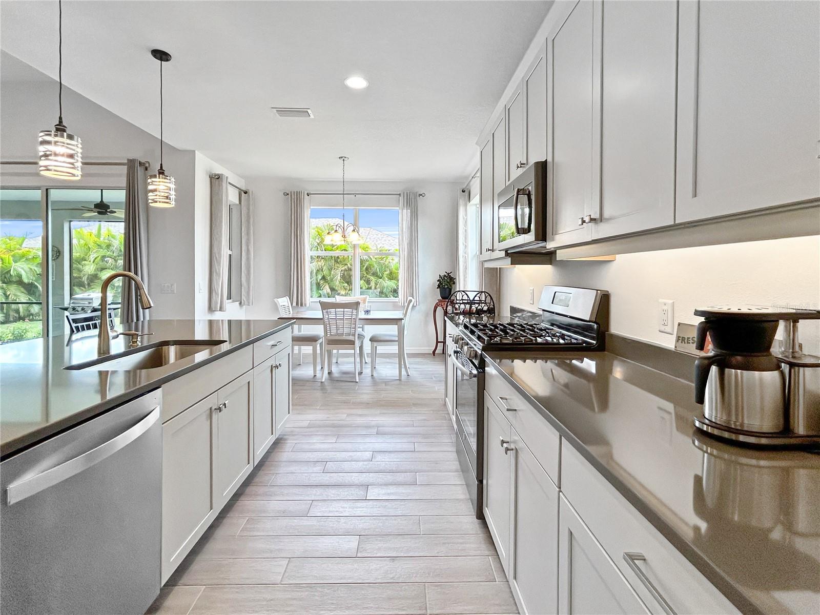 Listing photo id 22 for 12022 Goldenrod Avenue