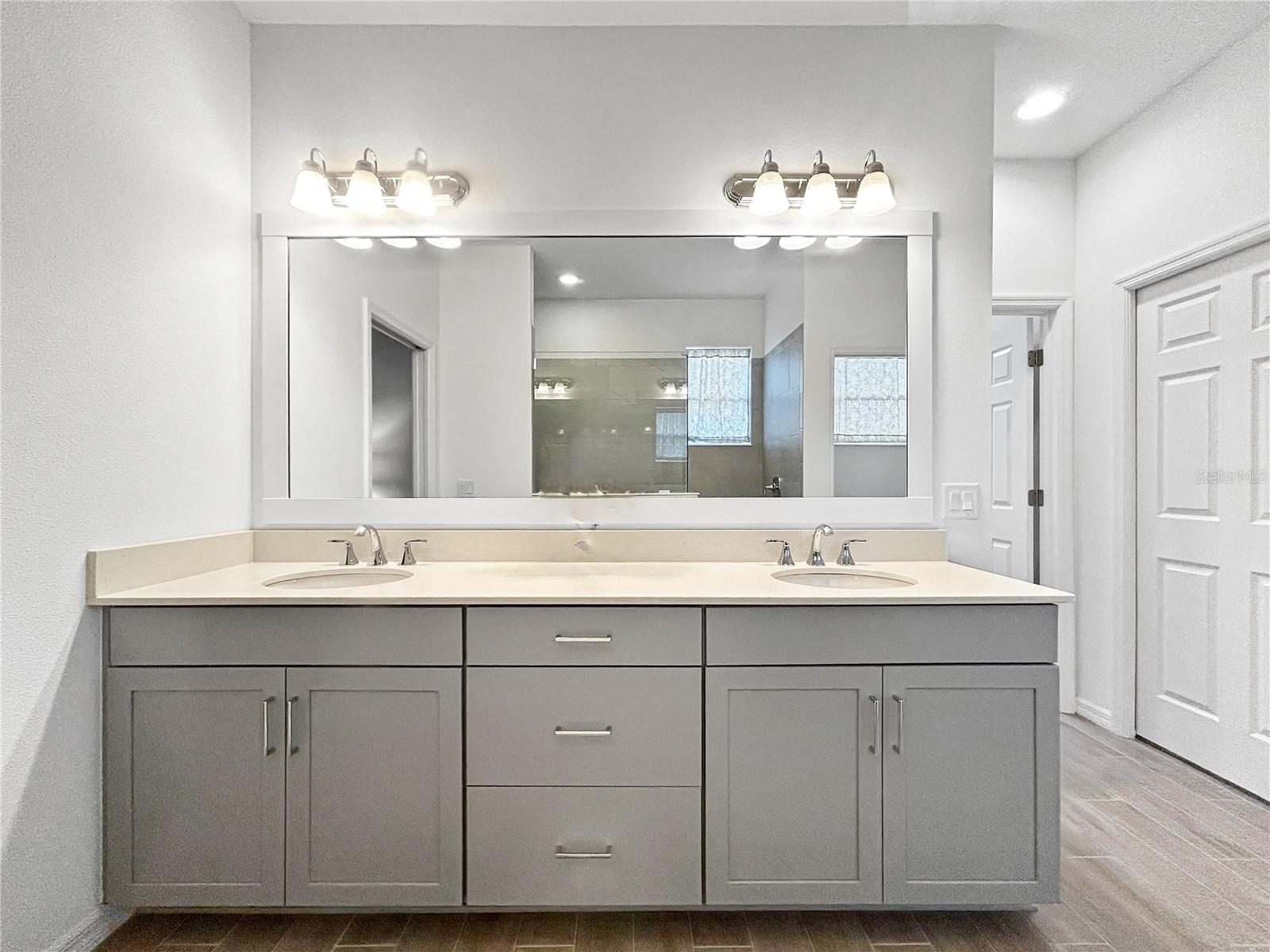 Listing photo id 31 for 12022 Goldenrod Avenue