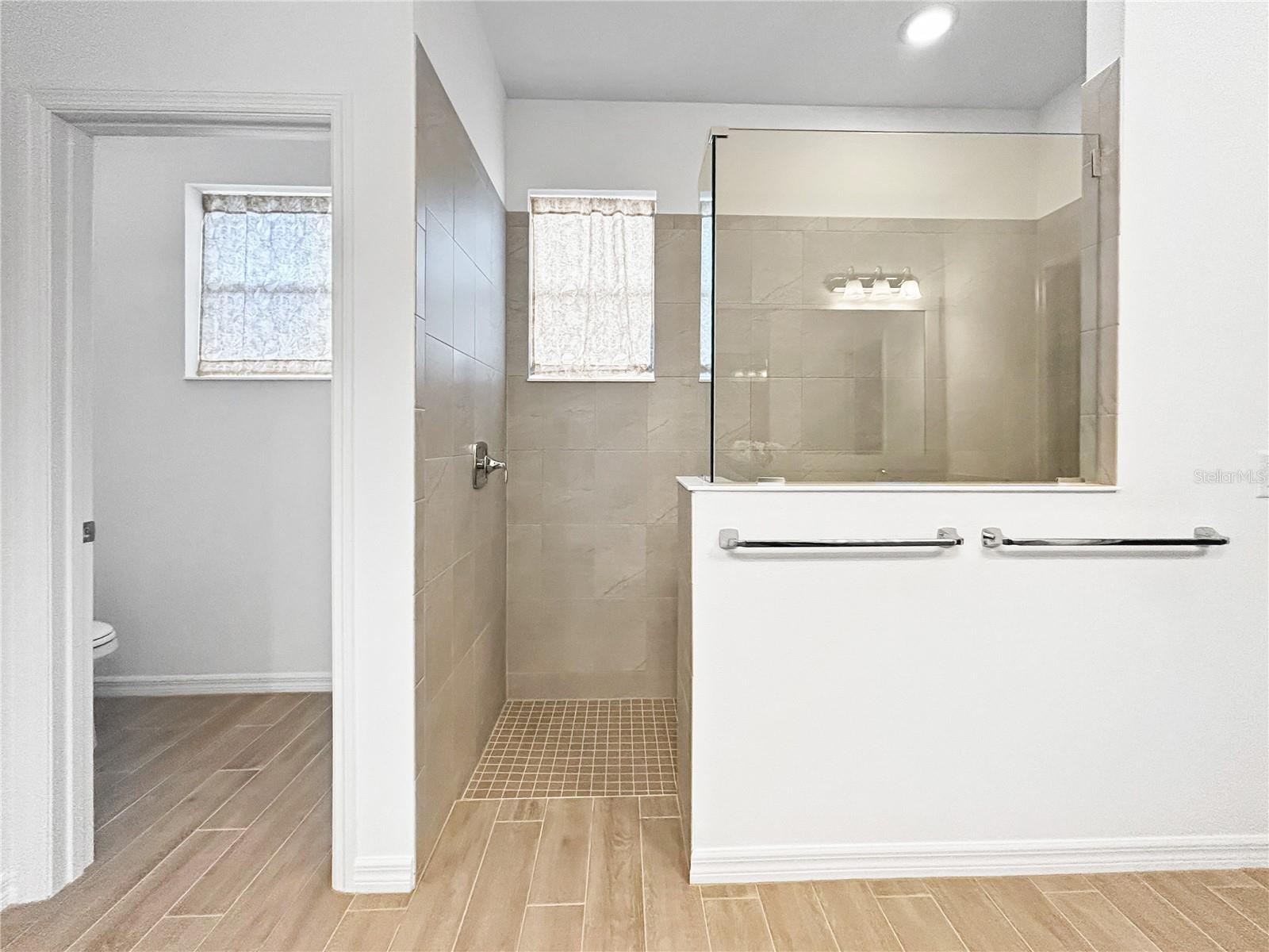 Listing photo id 32 for 12022 Goldenrod Avenue