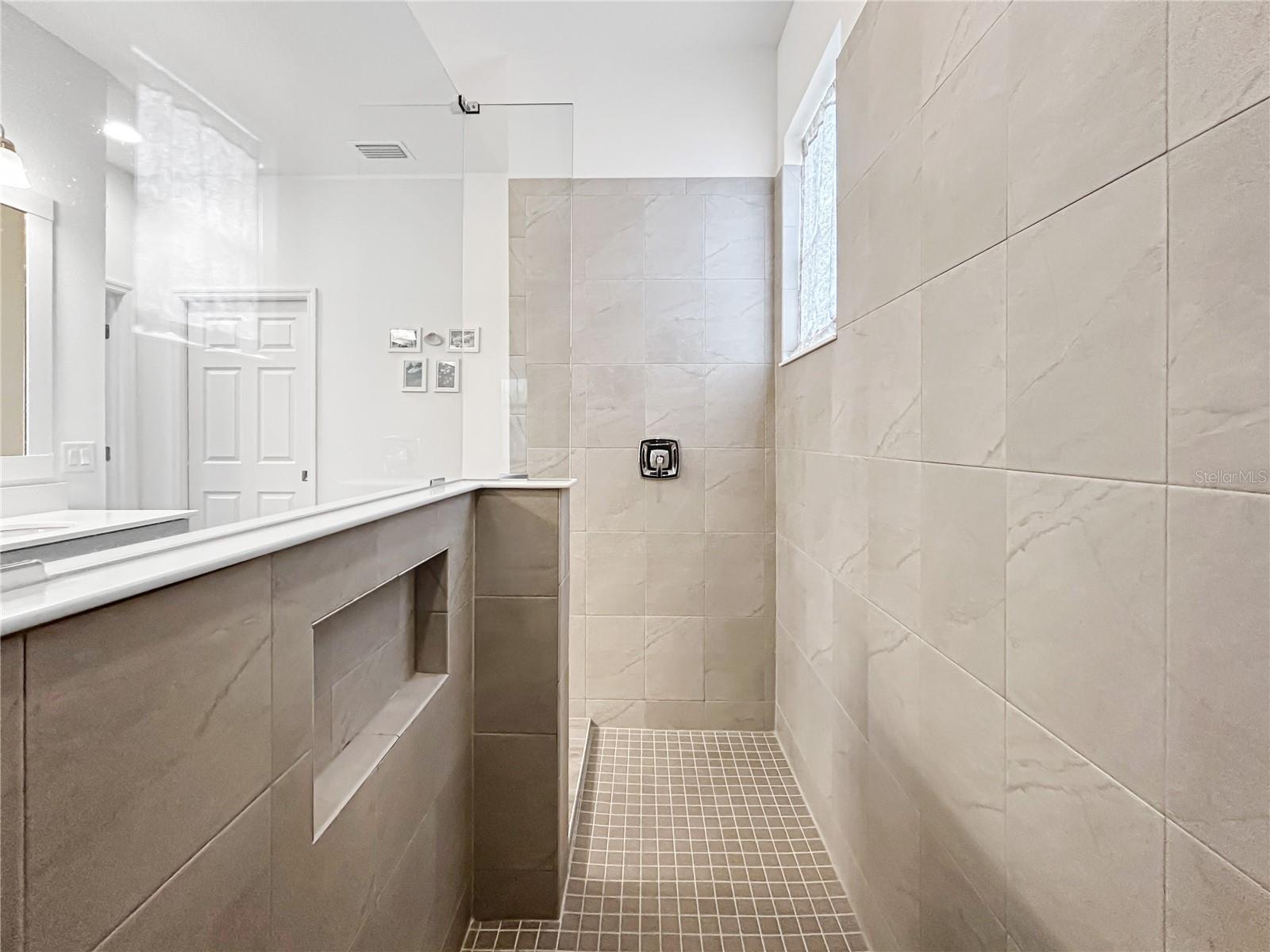 Listing photo id 33 for 12022 Goldenrod Avenue