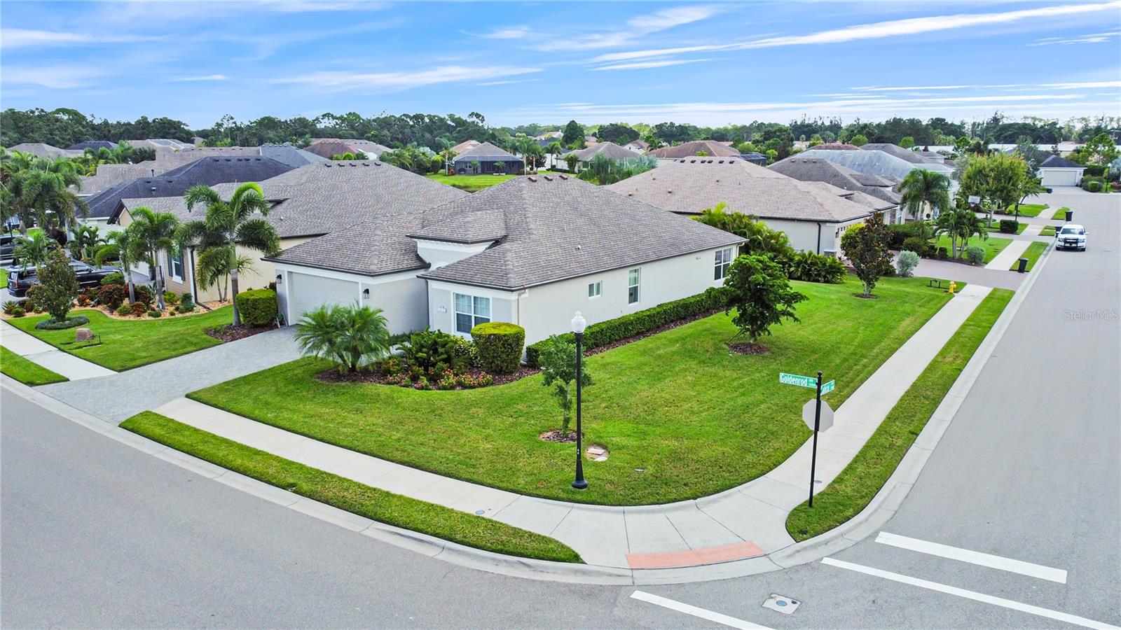 Listing photo id 3 for 12022 Goldenrod Avenue