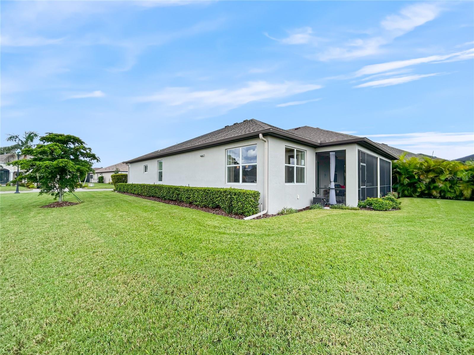 Listing photo id 4 for 12022 Goldenrod Avenue