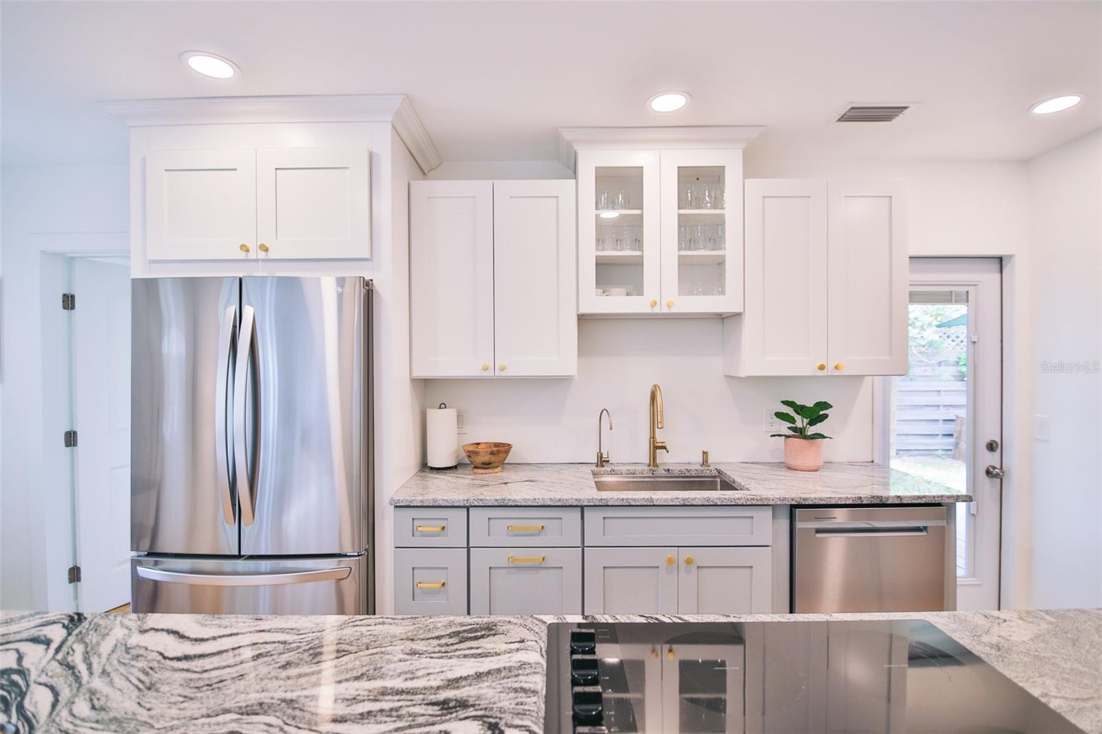 Image 5 of 17 For 2181 Hyde Park Street