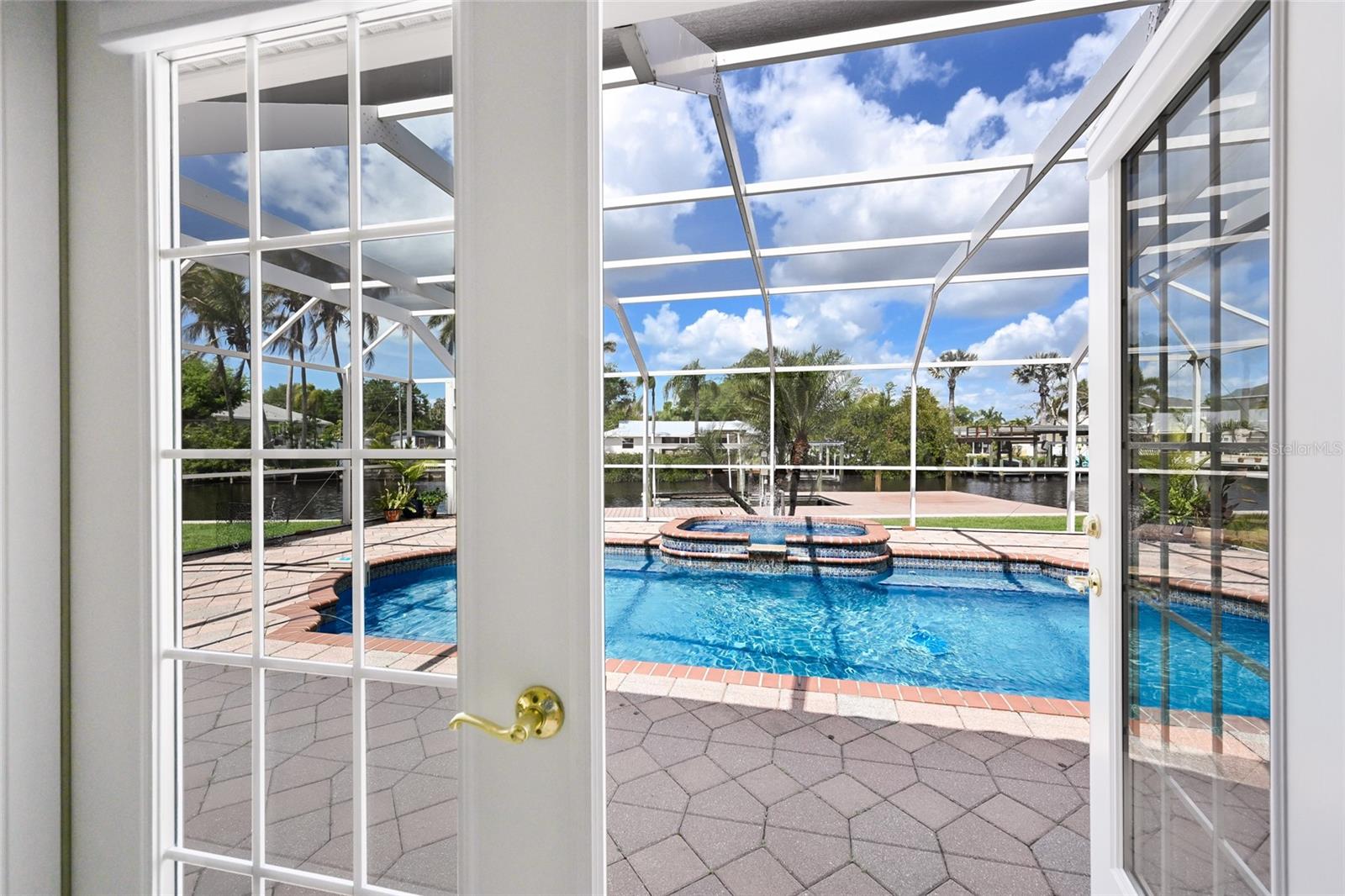 Listing photo id 13 for 6912 7th Avenue Boulevard Nw