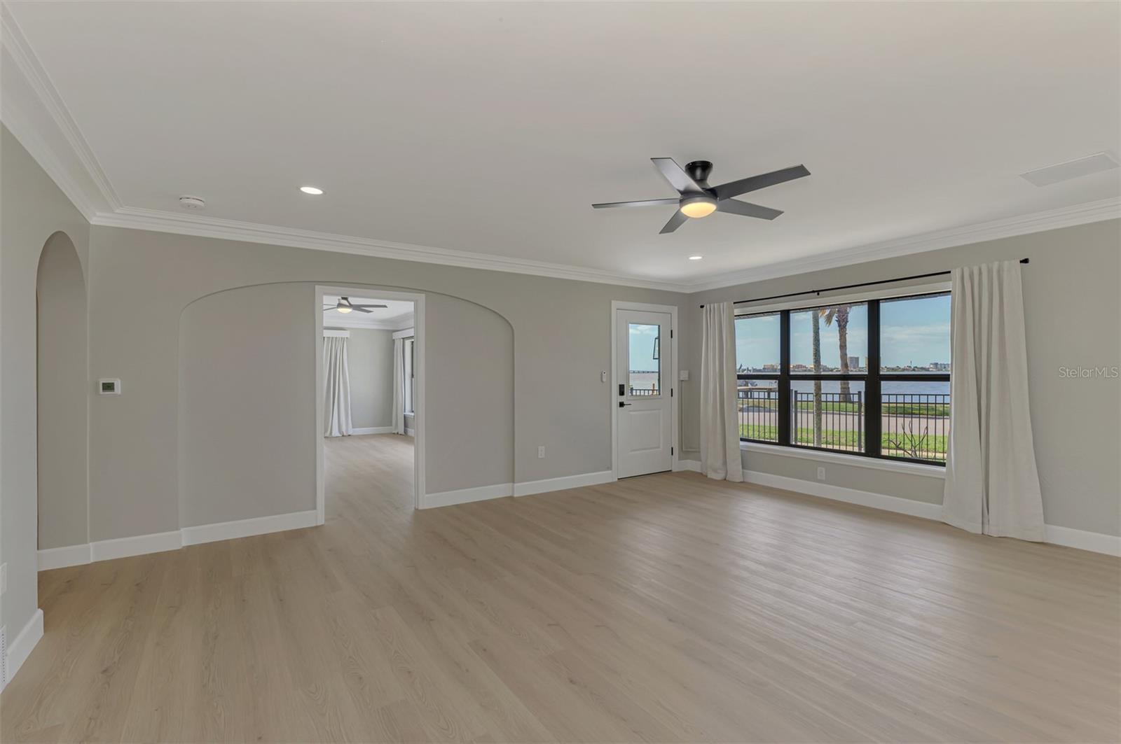 Image 17 of 46 For 1822 Riverside Drive E