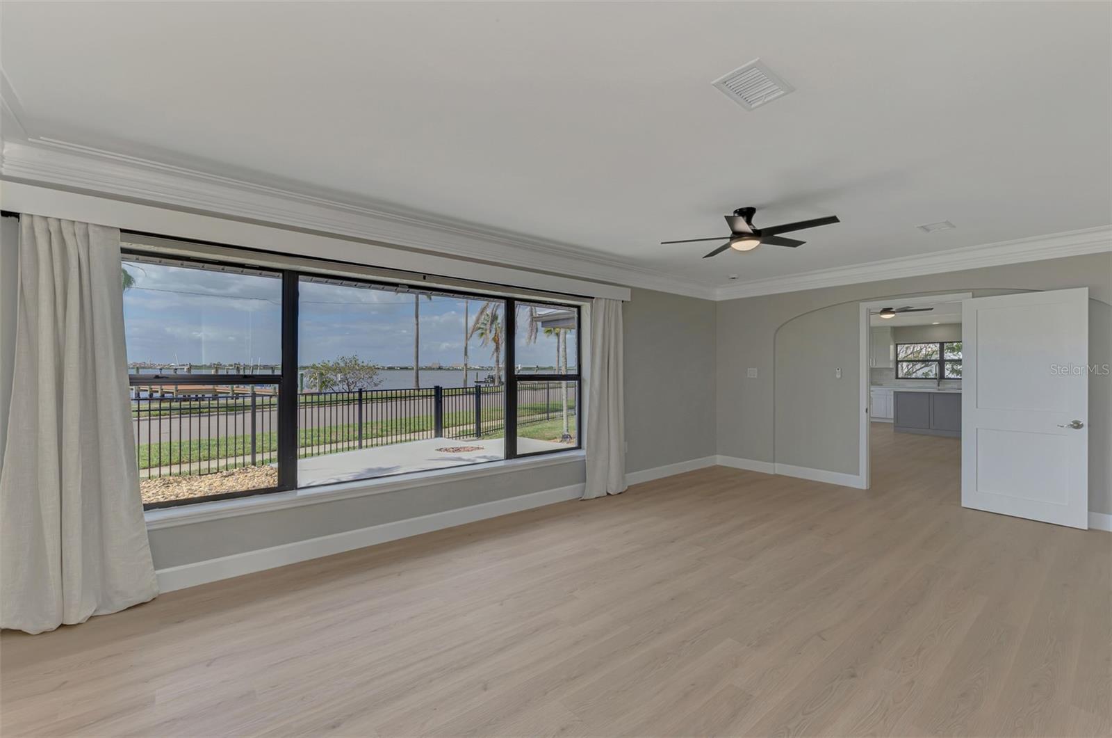 Image 18 of 46 For 1822 Riverside Drive E