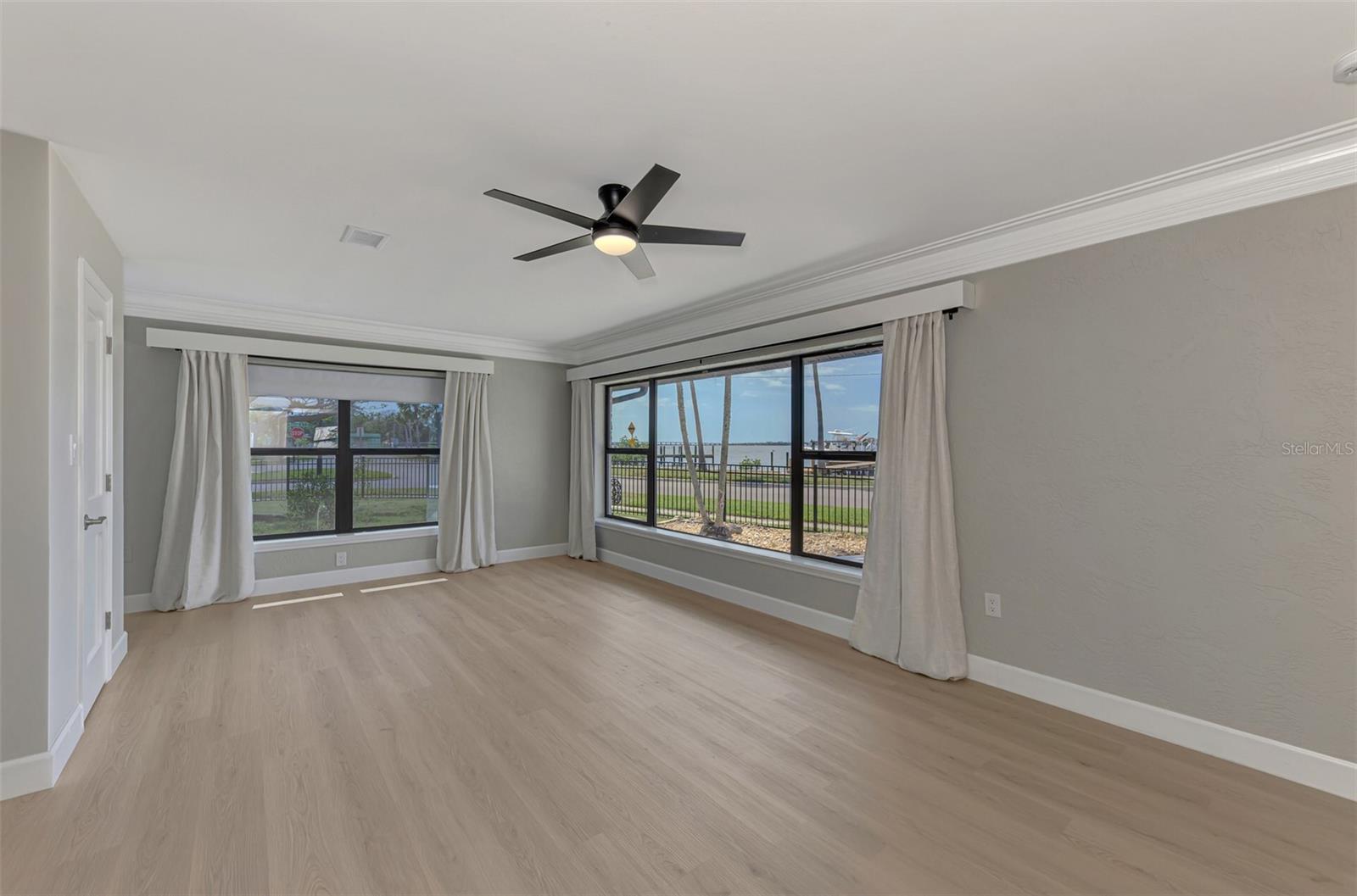 Image 21 of 46 For 1822 Riverside Drive E