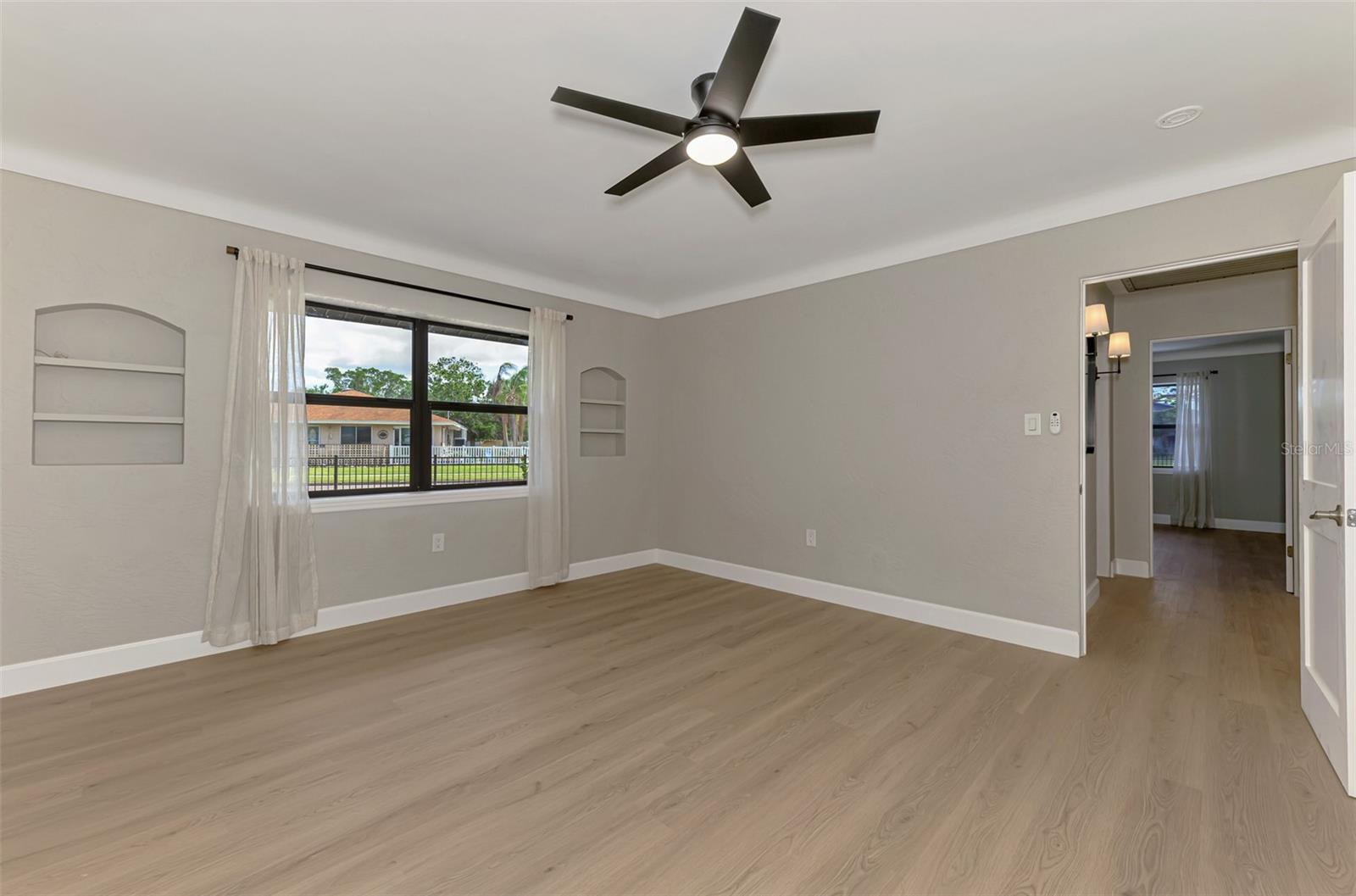 Image 27 of 46 For 1822 Riverside Drive E