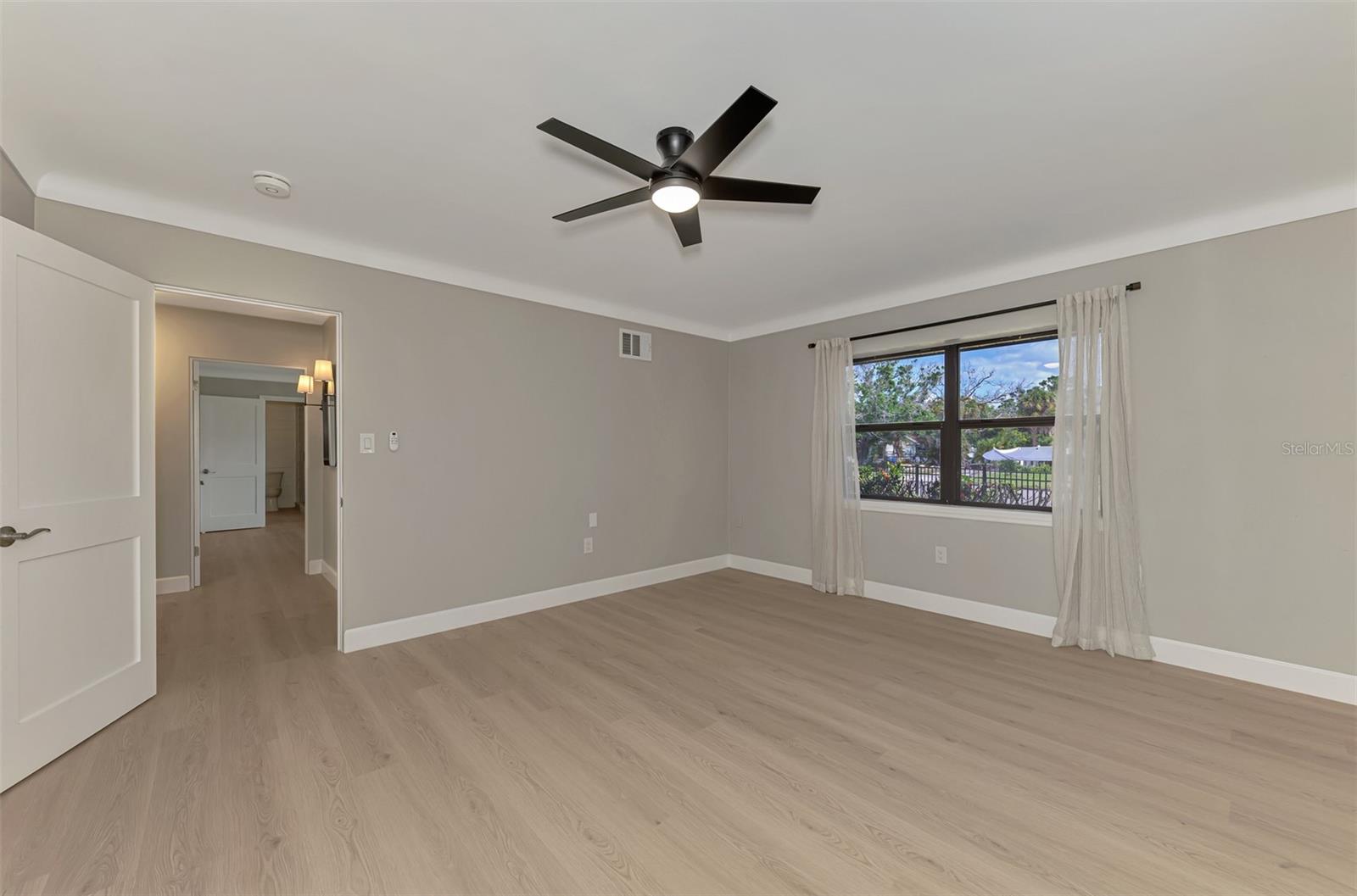 Image 28 of 46 For 1822 Riverside Drive E