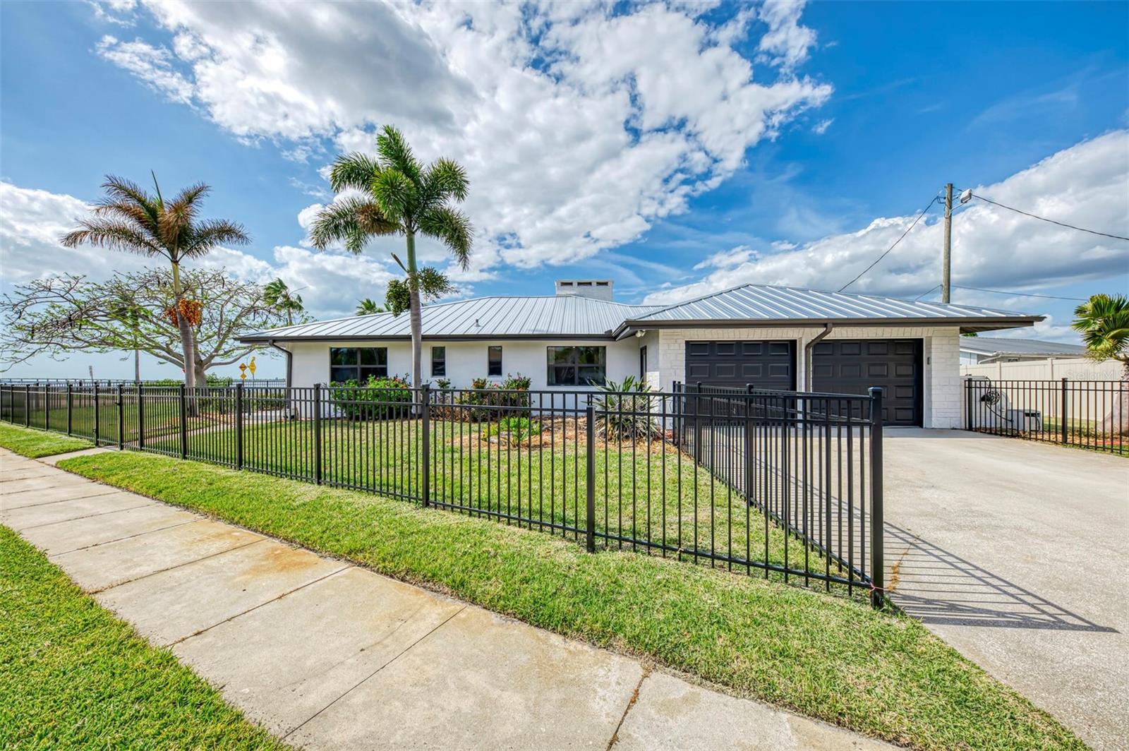 Image 3 of 46 For 1822 Riverside Drive E