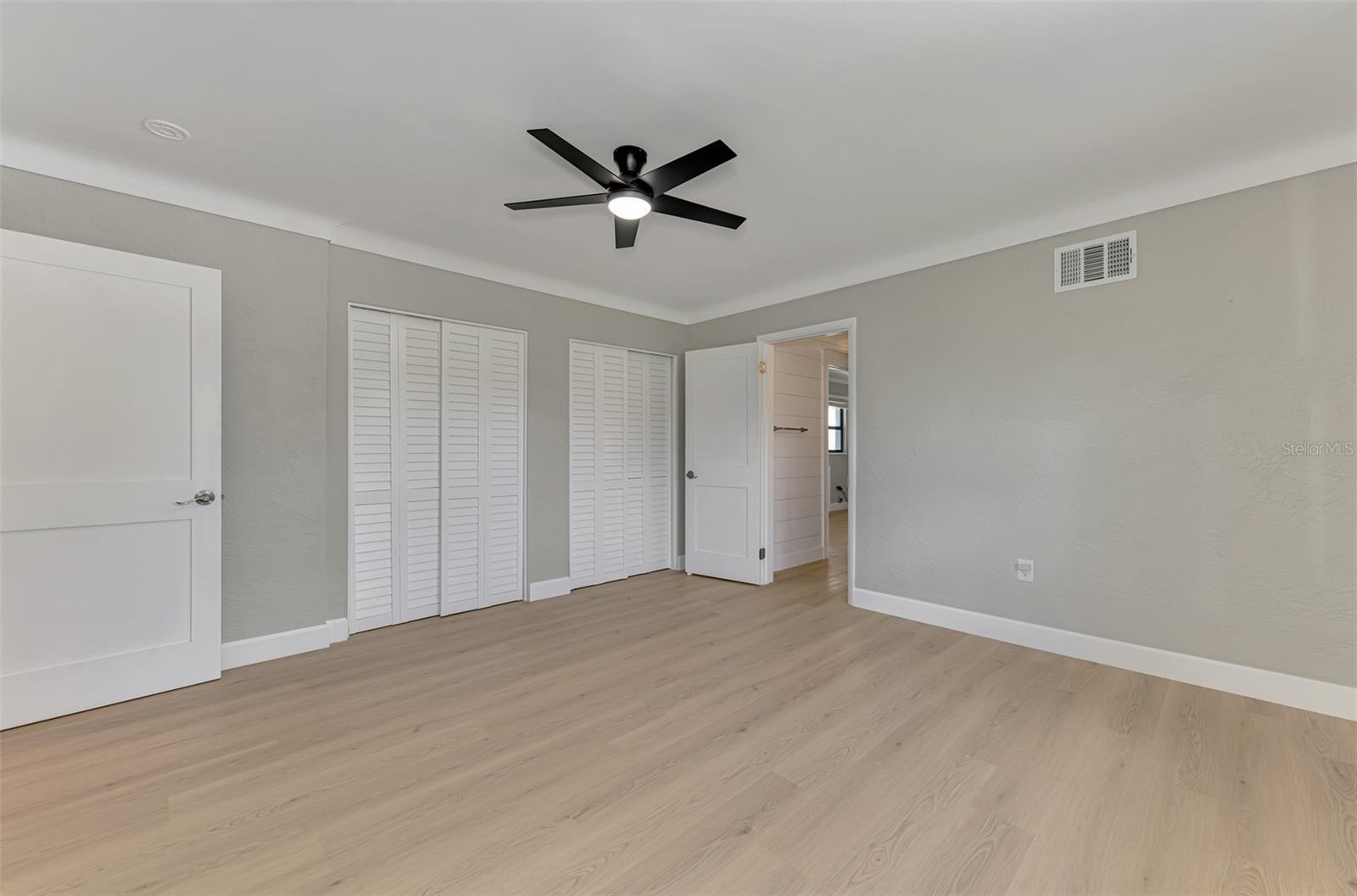 Image 32 of 46 For 1822 Riverside Drive E