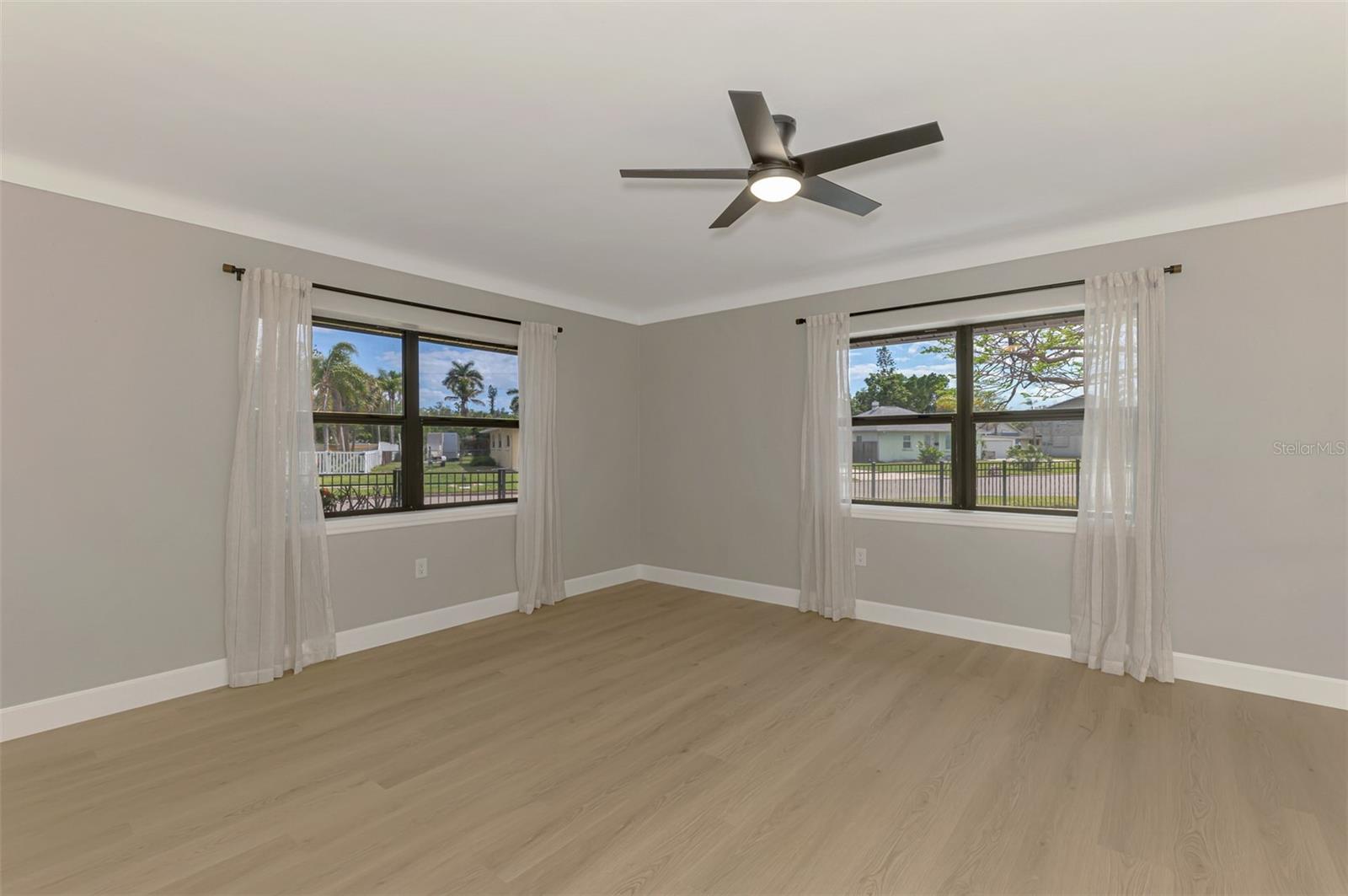 Image 33 of 46 For 1822 Riverside Drive E