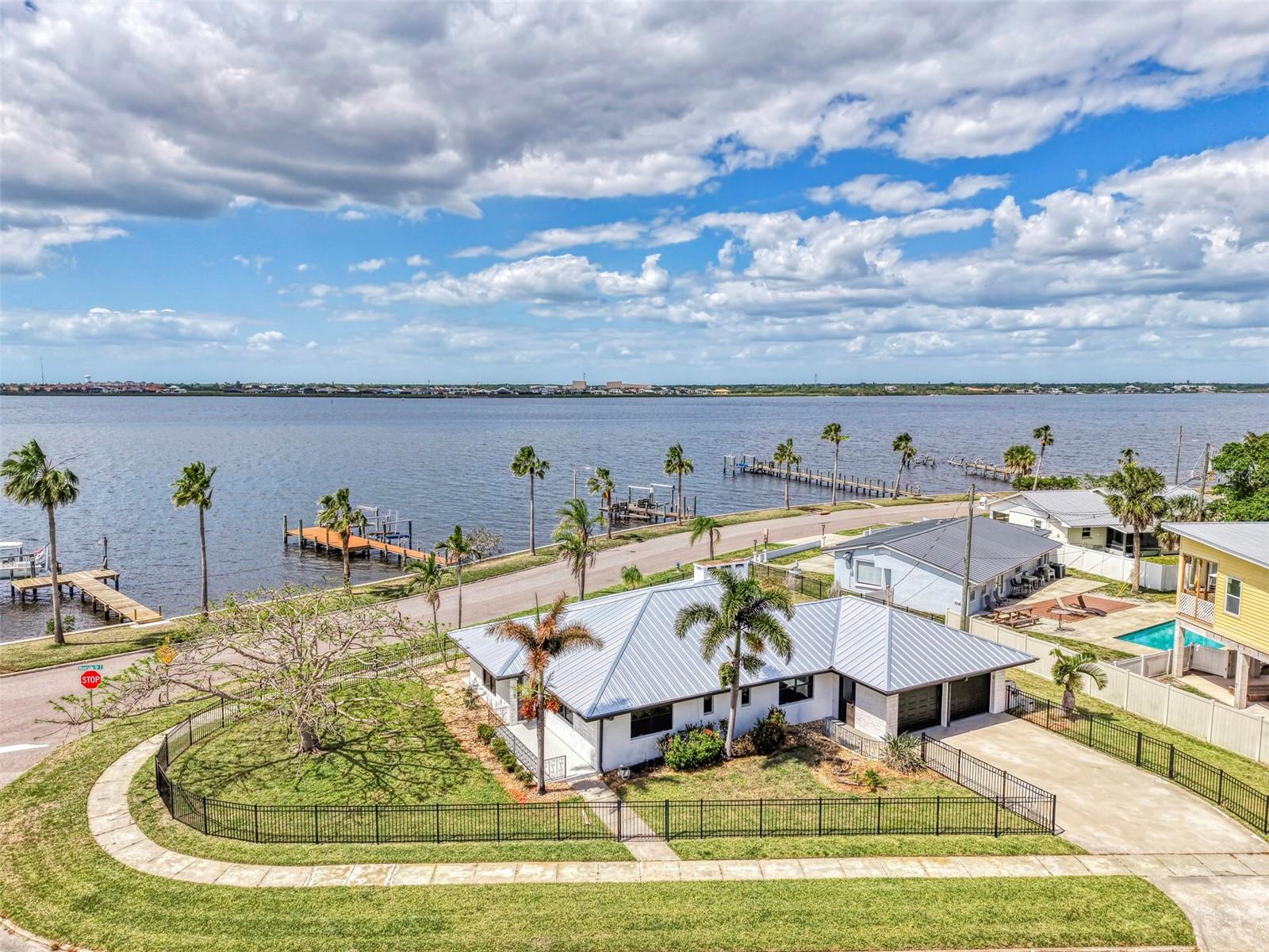 Image 4 of 46 For 1822 Riverside Drive E