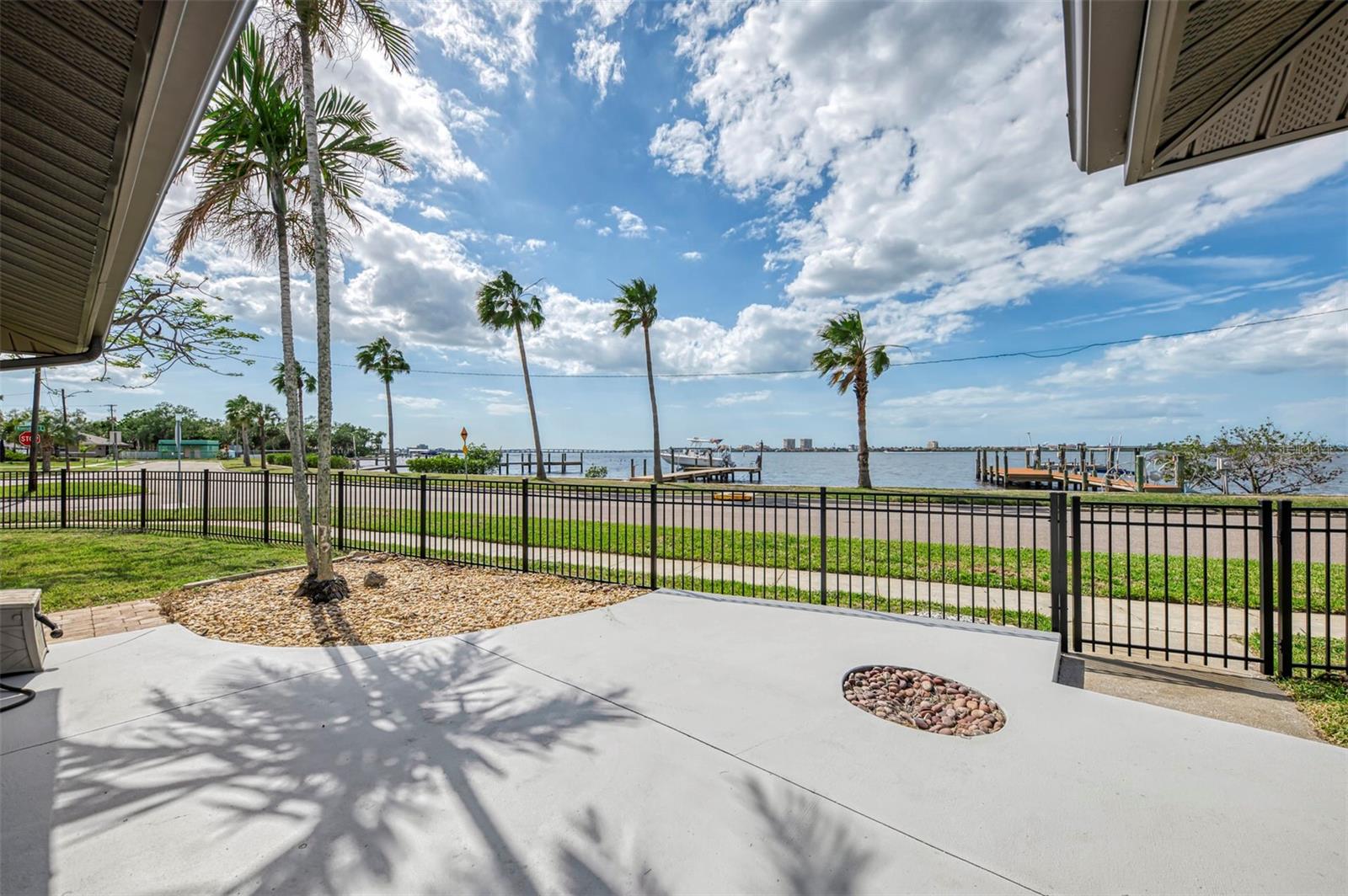 Image 6 of 46 For 1822 Riverside Drive E