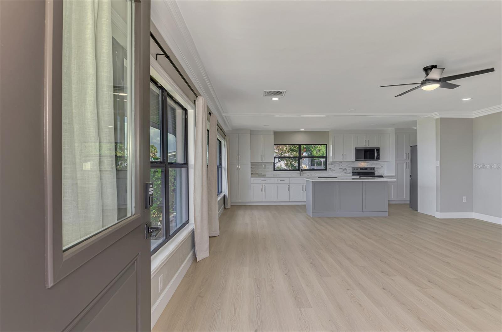 Image 8 of 46 For 1822 Riverside Drive E